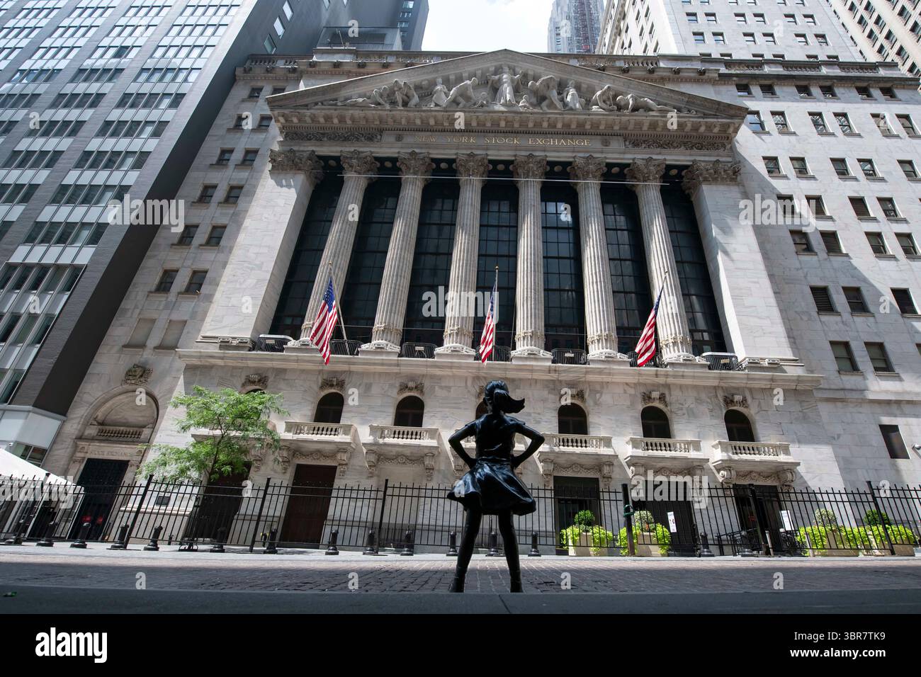 12. August 2020: Ein Gesamtbild der New Yorker Börse an der Wall Street, da die Straßen aufgrund von COVID-19 in Manhattan, New York, weiterhin leicht befahren werden. Obligatorischer Kredit: Kostas Lymperopoulos/CSM (Kredit-Bild: &Copy; Kostas Lymperopoulos/CSM via ZUMA Wire) Stockfoto