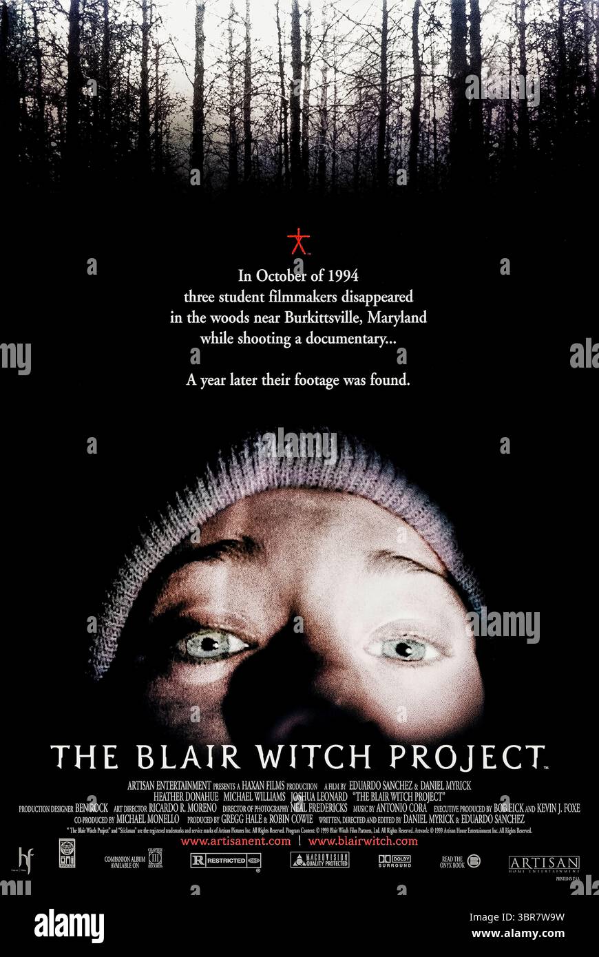 The Blair Witch Project (1999) unter der Regie von David Lowery mit Heather Donahue, Daniel Myrick und Eduardo Sánchez. Drei Filmstudenten verschwinden, nachdem sie in einen Wald von Maryland gereist sind, um einen Dokumentarfilm über die lokale Blair-Hexenlegende zu drehen, wobei nur ihr Filmmaterial zurückbleibt. Foto eines Original-Posters aus dem Jahr 1999 (USA), das NUR FÜR REDAKTIONELLE ZWECKE VERWENDET WIRD. Quelle: BFA / Artisan Pictures Stockfoto