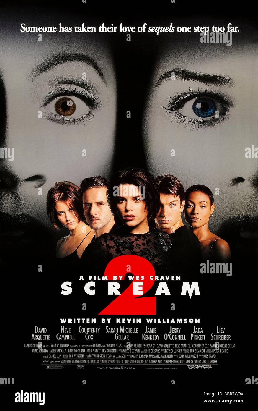 Scream 2 (1997) von Wes Craven mit Neve Campbell, Courteney Cox und David Arquette. Als eine neue Welle von Morden einen College-Campus trifft, müssen Überlebende des ursprünglichen Massakers von Woodsboro sich einem Nachahmungskiller stellen, der von Horrorsequenzen besessen ist. Foto eines Original-Posters aus dem Jahr 1997 (US-1-Blatt). NUR REDAKTIONELLE VERWENDUNG. Quelle: BFA/Dimension Folien Stockfoto