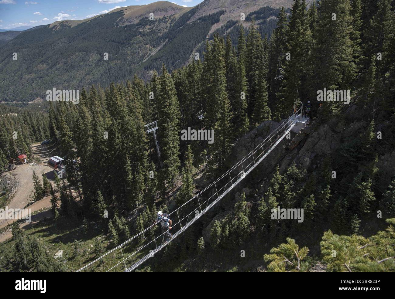 12. August 2020, USA: John Kelly, Leiter der Aktivitäten im Taos Ski Valley, überquert die Skybridge auf dem Klettersteig Via Ferrata im Taos Ski Valley, Mittwoch, 12. August 2020. Der abenteuerliche Weg ist ab Donnerstag für die Öffentlichkeit zugänglich. (Bild: © Eddie Moore/Albuquerque Journal via ZUMA Wire) Stockfoto
