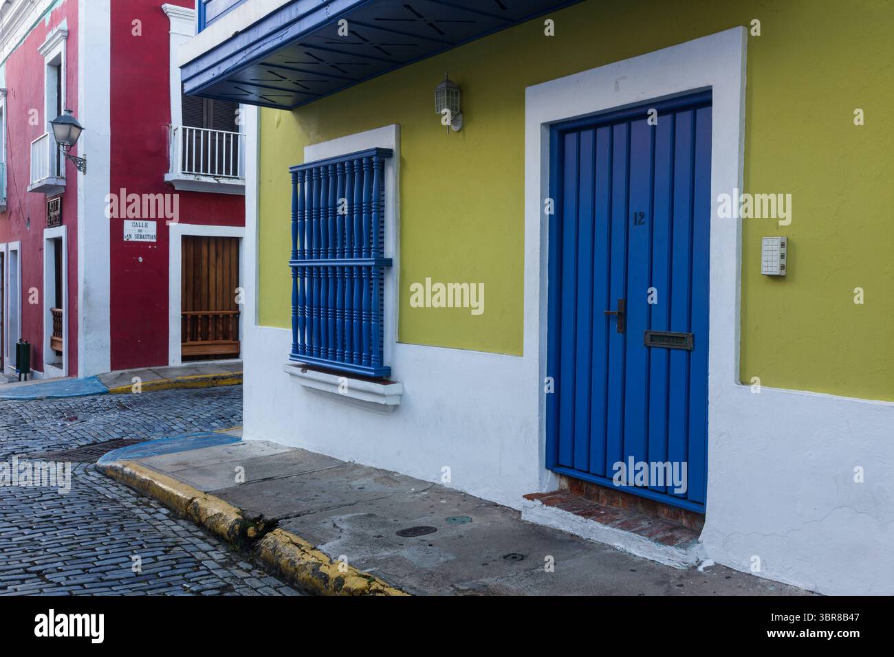 6. Februar 2017, Old San Juan, Puerto Rico, Vereinigte Staaten: Bunt bemalte Häuser auf einer schmalen Kopfsteinpflasterstraße in der historischen Kolonialstadt Old San Juan, Puerto Rico. (Kreditbild: © Jon G. Fuller, Jr/VW Bilder via ZUMA Wire) Stockfoto