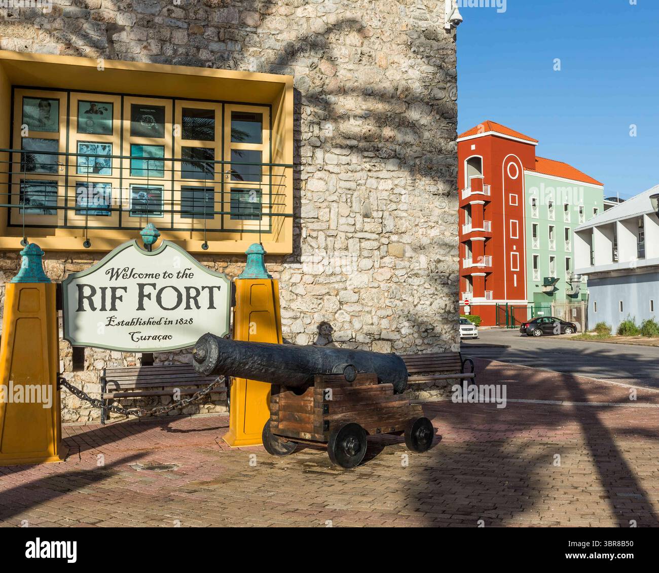 18. März 2017, Curacao: Eine historische Kanone vor dem Eingang zum Fort Rif im Bezirk Otrobanda, erbaut 1828, um den Eingang zum Hafen von Willemstad zu schützen, der Hauptstadt der Karibikinsel Curacao auf den Niederländischen Antillen. Die historische Gegend von Willemstad, Innenstadtstadt und Hafen, CuraÃ, gehört zum UNESCO-Weltkulturerbe. (Kreditbild: © Jon G. Fuller, Jr/VW Bilder via ZUMA Wire) Stockfoto