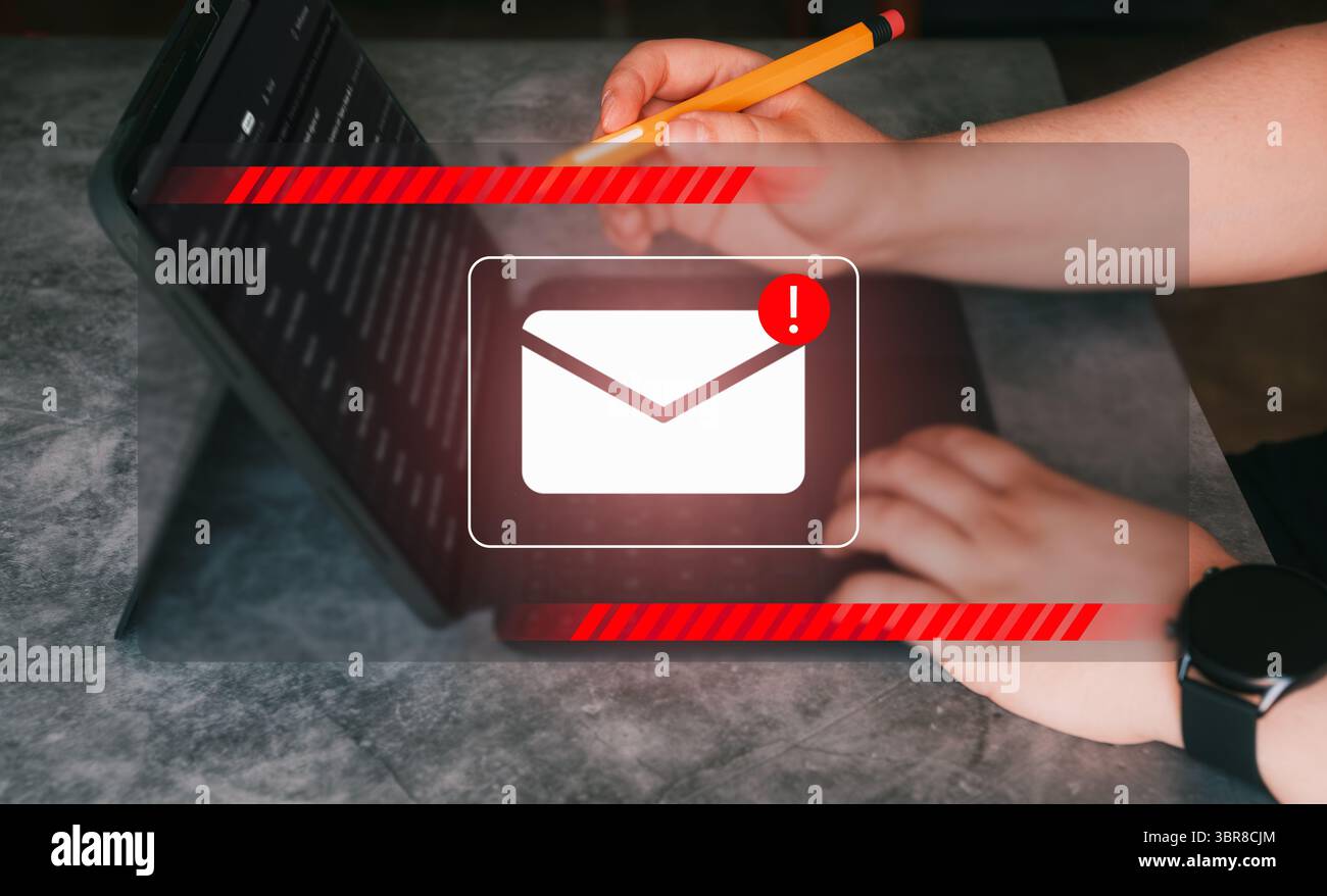 Benachrichtigung über neue E-Mail-Spam-Benachrichtigung mit Vorsicht. Frau erhält Spam-Mails auf einem digitalen Tablet. Sicherheitsschutz, Junk- und Papierkorb. Stockfoto