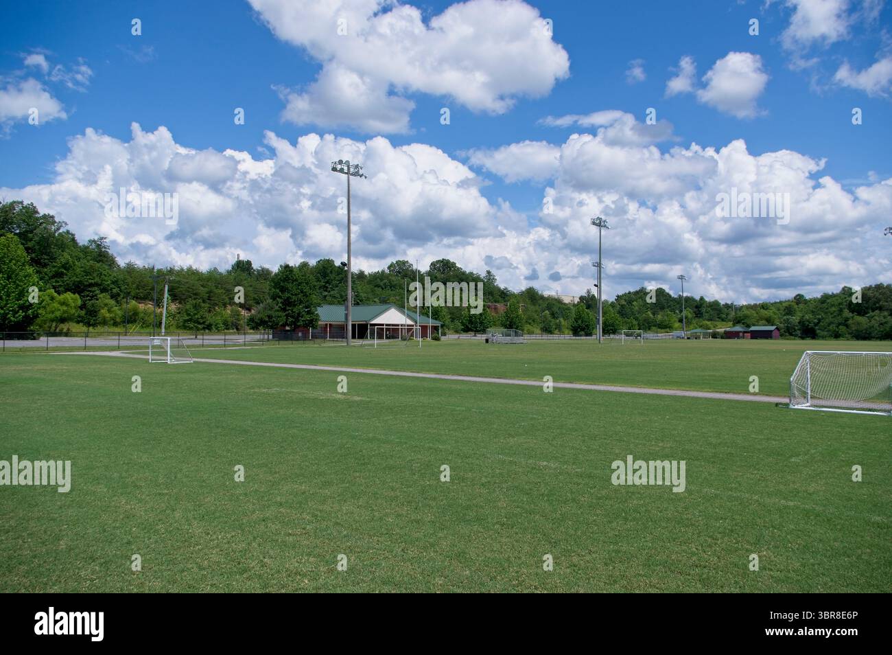 Weite Aufnahme eines Fußballkomplexes Stockfoto