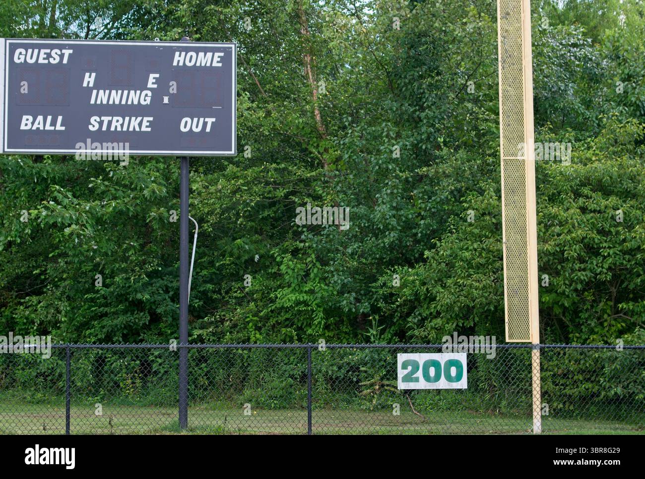 Anzeigetafel am Foul-Ball-Pfosten am 200 Fuß Zaun Stockfoto