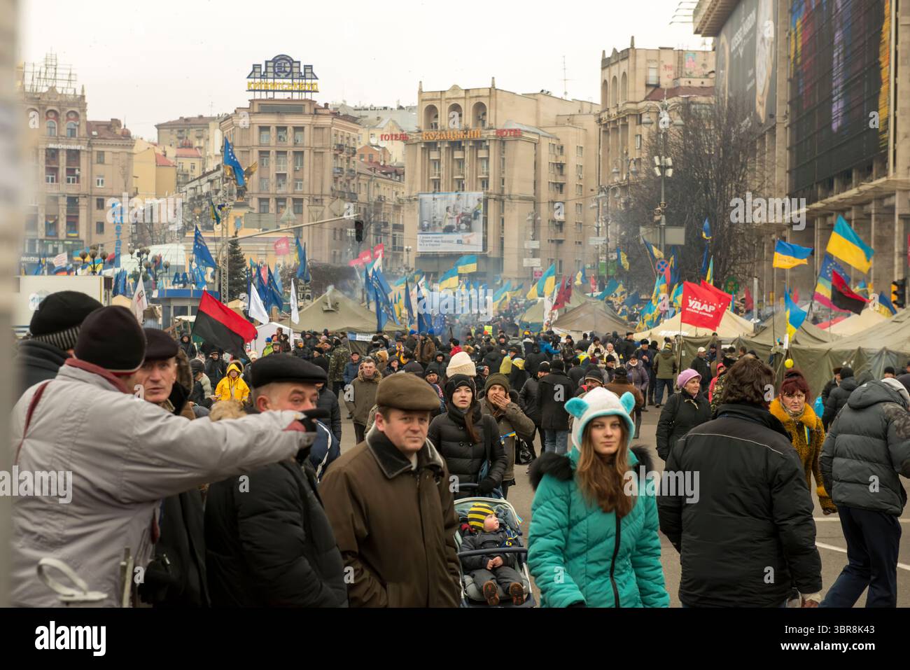 Menschenmassen treffen sich auf dem Unabhängigkeitsplatz, hissen Fahnen und rufen für Veränderung in der Ukraine. Stockfoto