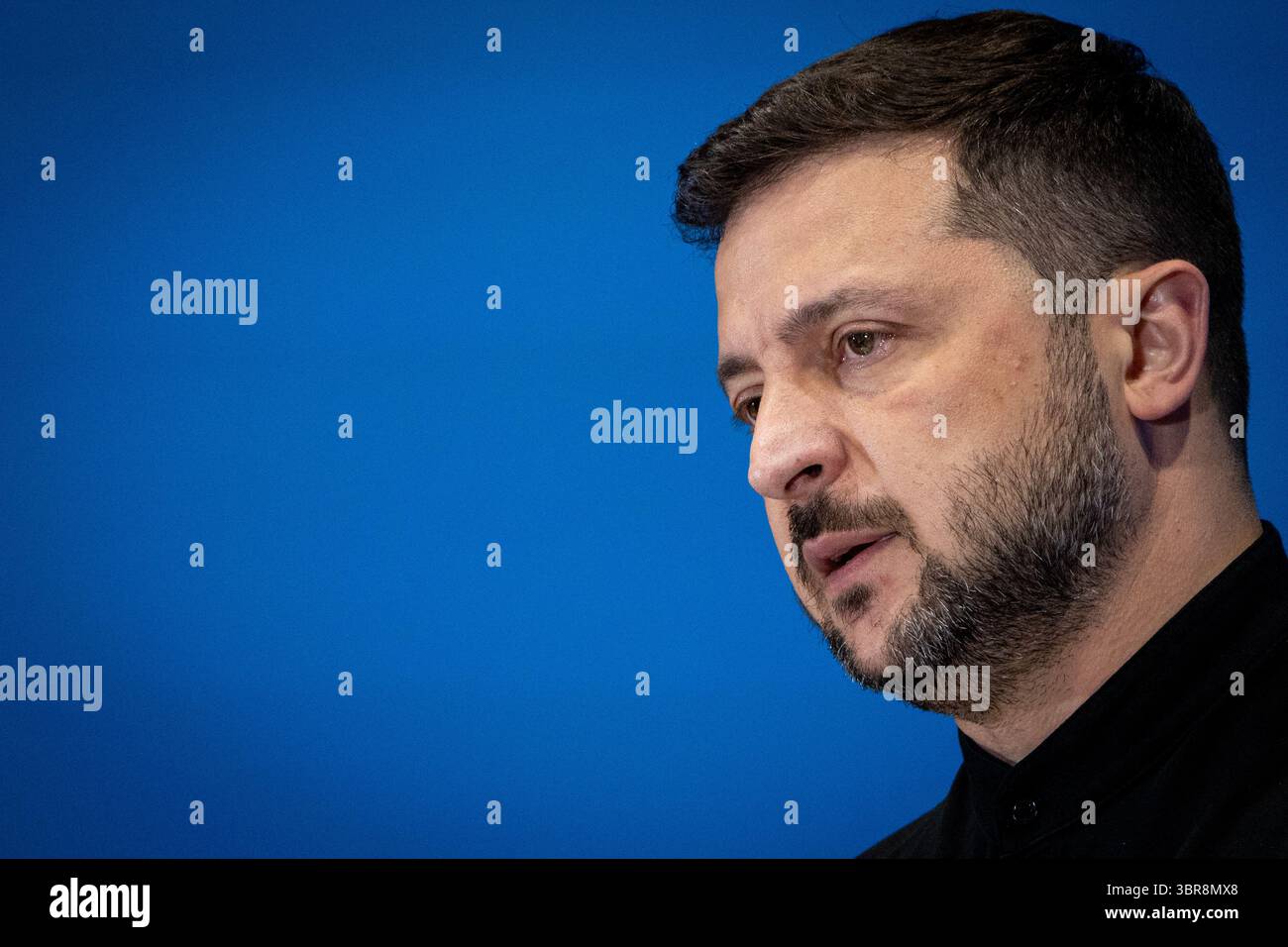 Rom, Italien. Juli 2025. Der ukrainische Präsident Wolodymyr Zelensky spricht auf einer Pressekonferenz auf der Ukrainischen Wiederaufbaukonferenz 2025 (URC 2025) im Roma-Kongresszentrum „La Nuvola“. (Foto: Stefano Costantino/SOPA Images/SIPA USA) Credit: SIPA US/Alamy Live News Stockfoto
