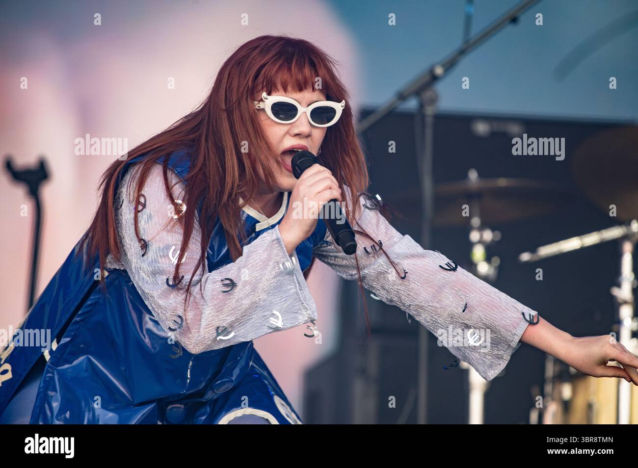 Worthy Farm, Somerset, England. Juni 2025. Die irische Sängerin CMAT tritt im Glastonbury 2025 auf. Cristina Massei/Alamy Live News Stockfoto