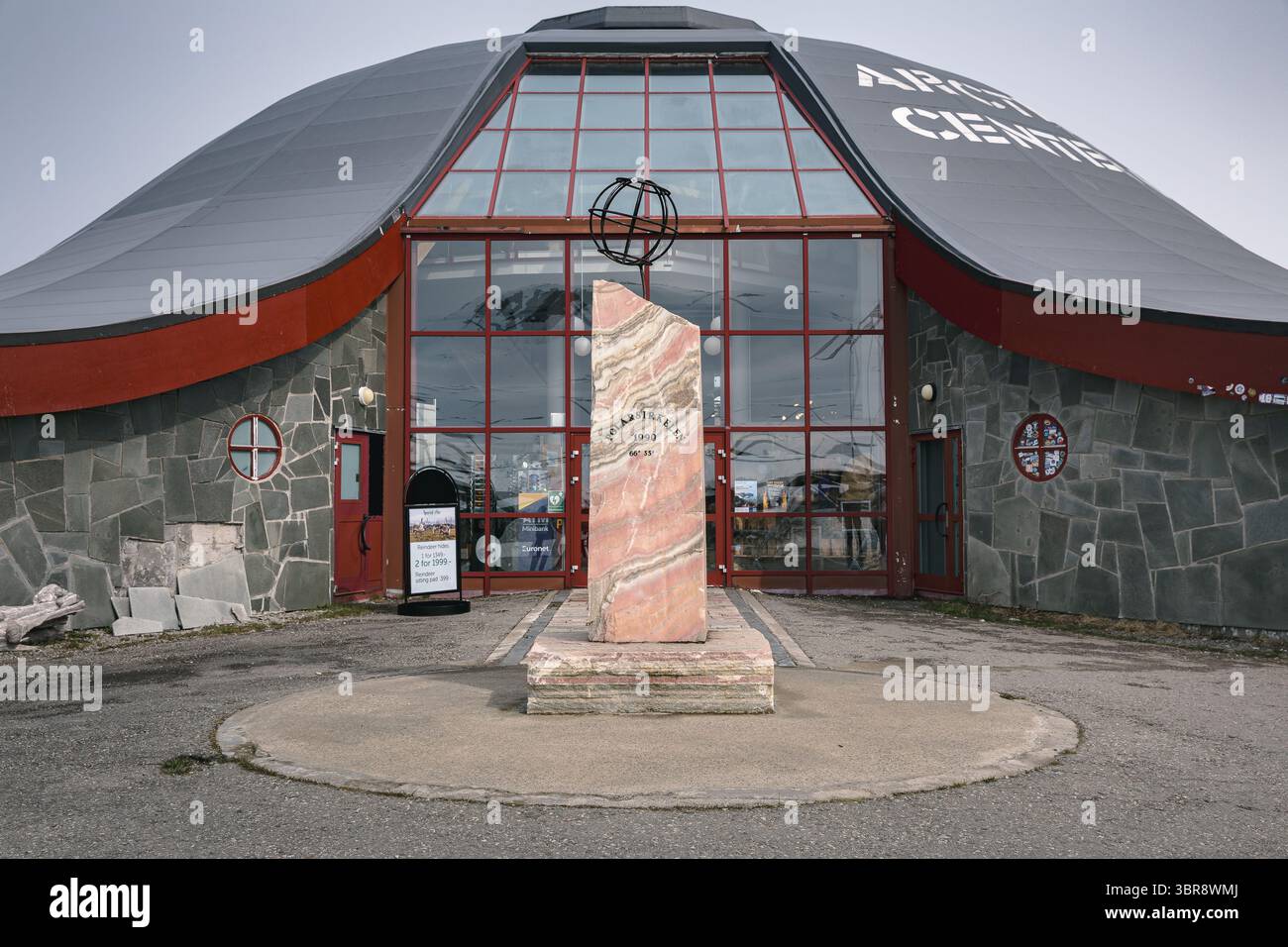 Tourismuszentrum Polarsirkelsenteret am nördlichen (arktischen) Polkreis mit einer Markierung vor dem Eingang, Norwegen Stockfoto