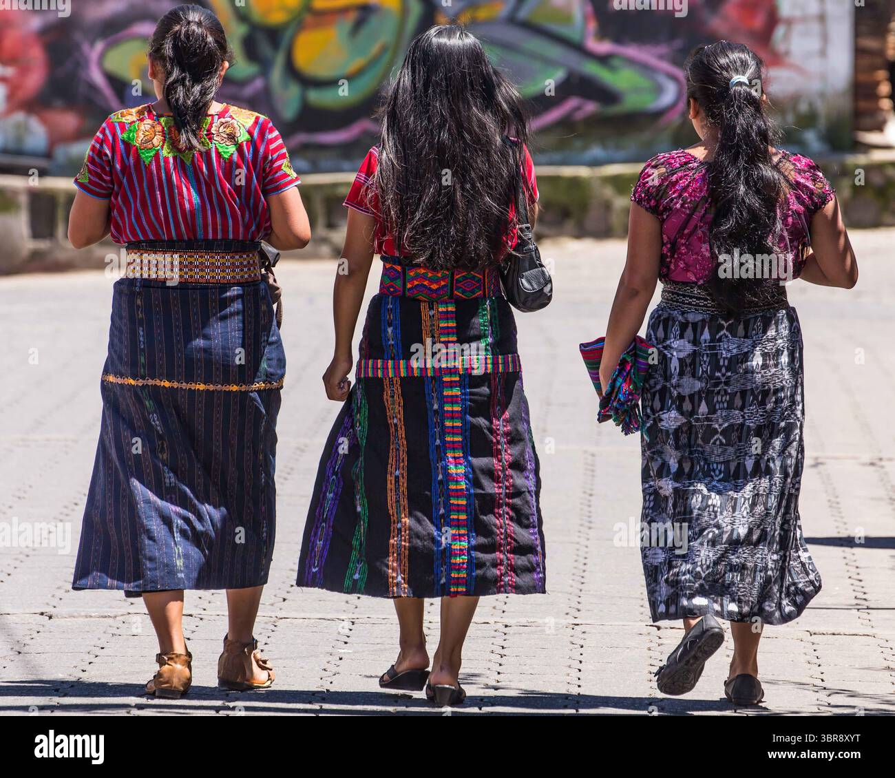19. Juli 2014, San Juan La Laguna, Departement Solola, Guatemala: Drei junge Tzutujil Maya-Frau in traditioneller Kleidung spazieren auf einer Straße in San Juan la Laguna, Guatemala. (Kreditbild: © Jon G. Fuller/VW Pics via ZUMA Wire) Stockfoto
