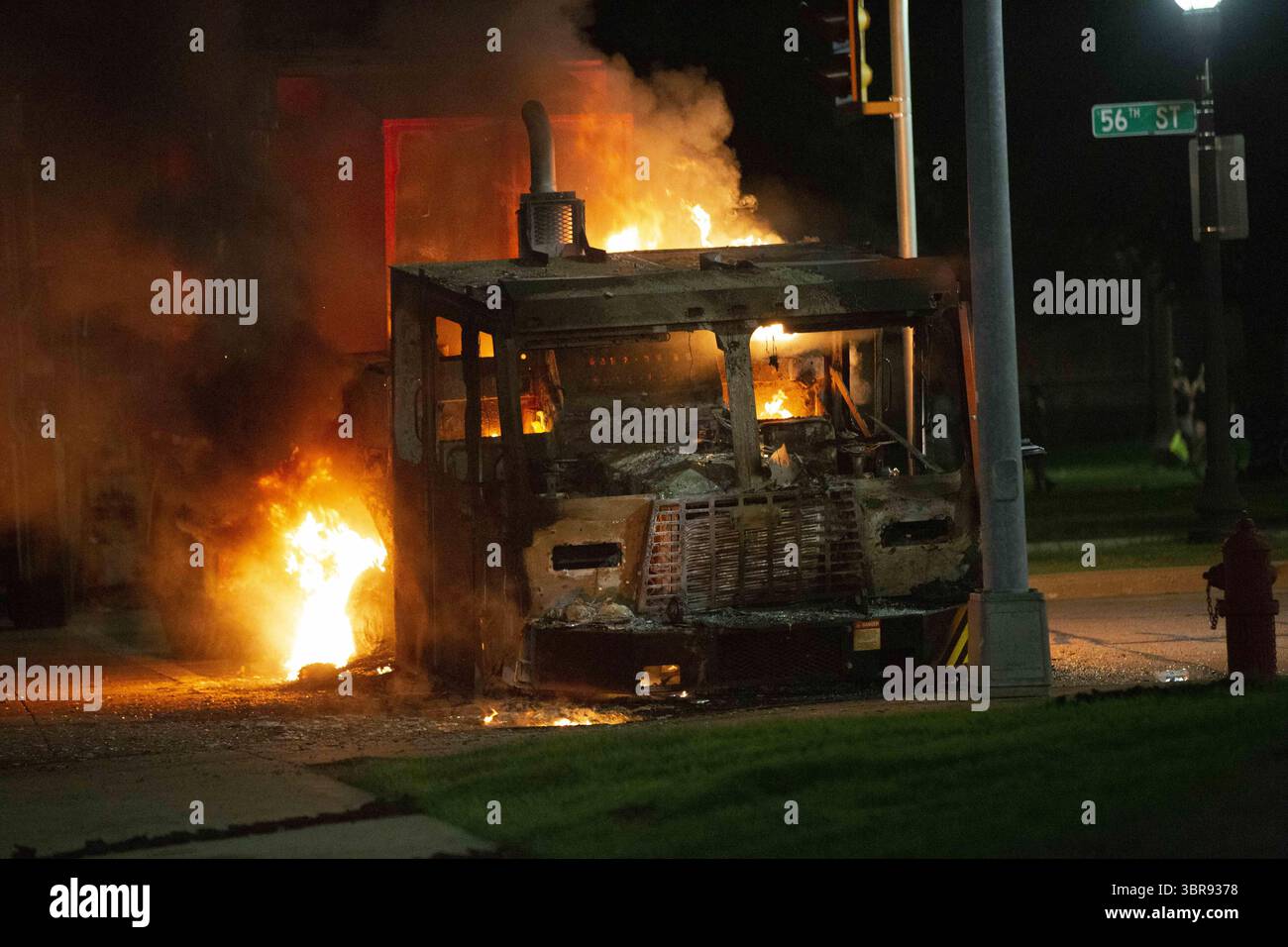 24. August 2020: Ein Stadtfahrzeug von Kenosha brennt, nachdem er in Brand gesetzt wurde, nachdem ein Protest am 24. August 2020 in einen Aufruhr über die Polizeischosse auf Jacob Blake in Kenosha, WI, überging. (Bild: © Chris JuhnZUMA Wire) Stockfoto