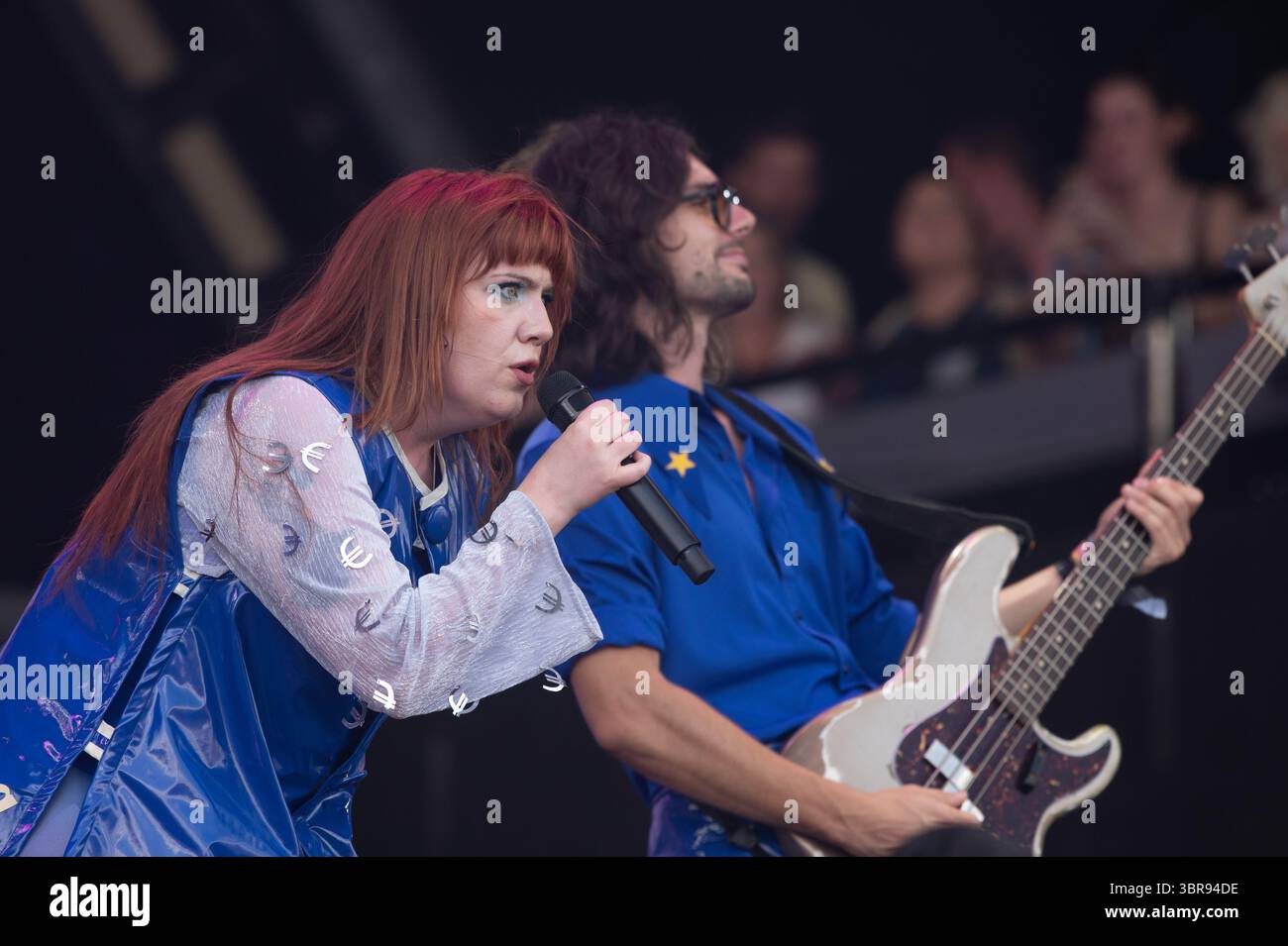 Worthy Farm, Somerset, England. Juni 2025. Die irische Sängerin CMAT tritt im Glastonbury 2025 auf. Cristina Massei/Alamy Live News Stockfoto