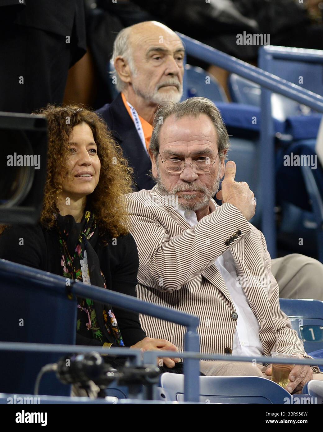 FLUSHING, NY - 05. SEPTEMBER: Dawn Laurel-Jones Tommy Lee Jones Sean Connery Tag 11 der US Open 2013 im USTA Billie Jean King National Tennis Center 5. September 2013 im Stadtteil Flushing im Stadtteil Queens von New York City....People: Dawn Laurel-Jones Tommy Lee Jones Sean Connery. (Kreditbild: © SMG via ZUMA Wire) Stockfoto