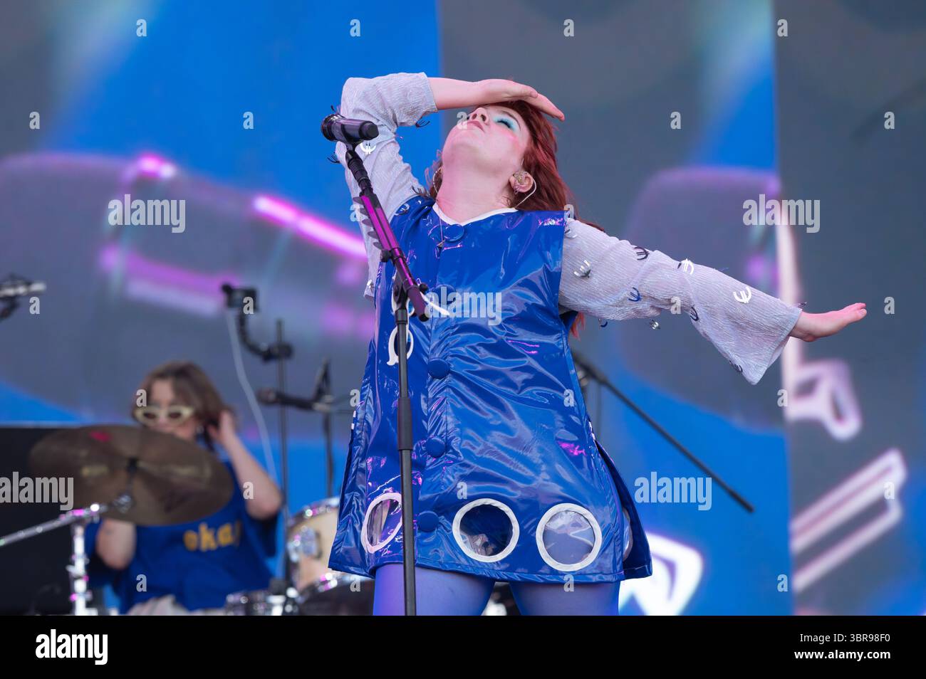 Worthy Farm, Somerset, England. Juni 2025. Die irische Sängerin CMAT tritt im Glastonbury 2025 auf. Cristina Massei/Alamy Live News Stockfoto