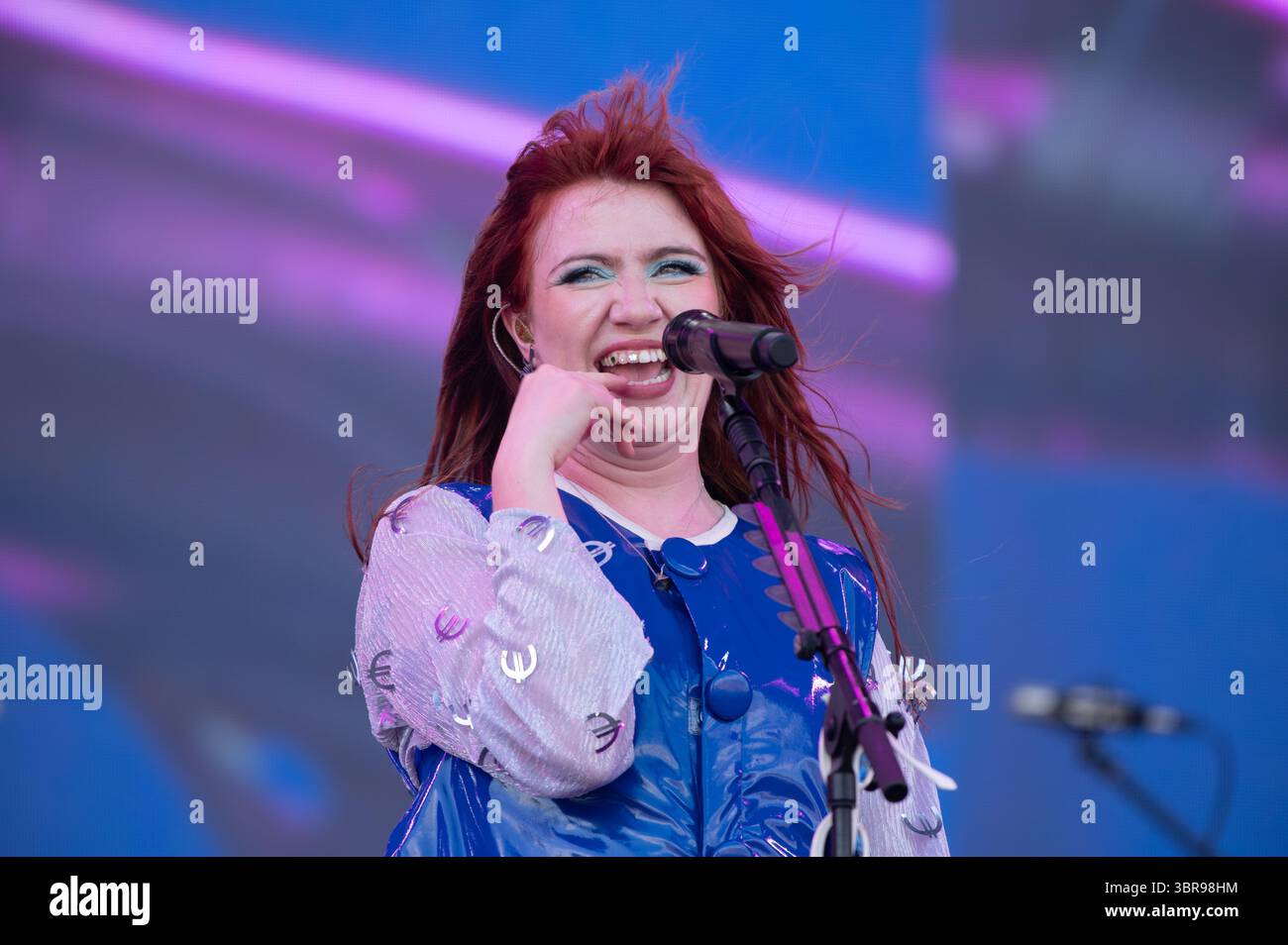 Worthy Farm, Somerset, England. Juni 2025. Die irische Sängerin CMAT tritt im Glastonbury 2025 auf. Cristina Massei/Alamy Live News Stockfoto