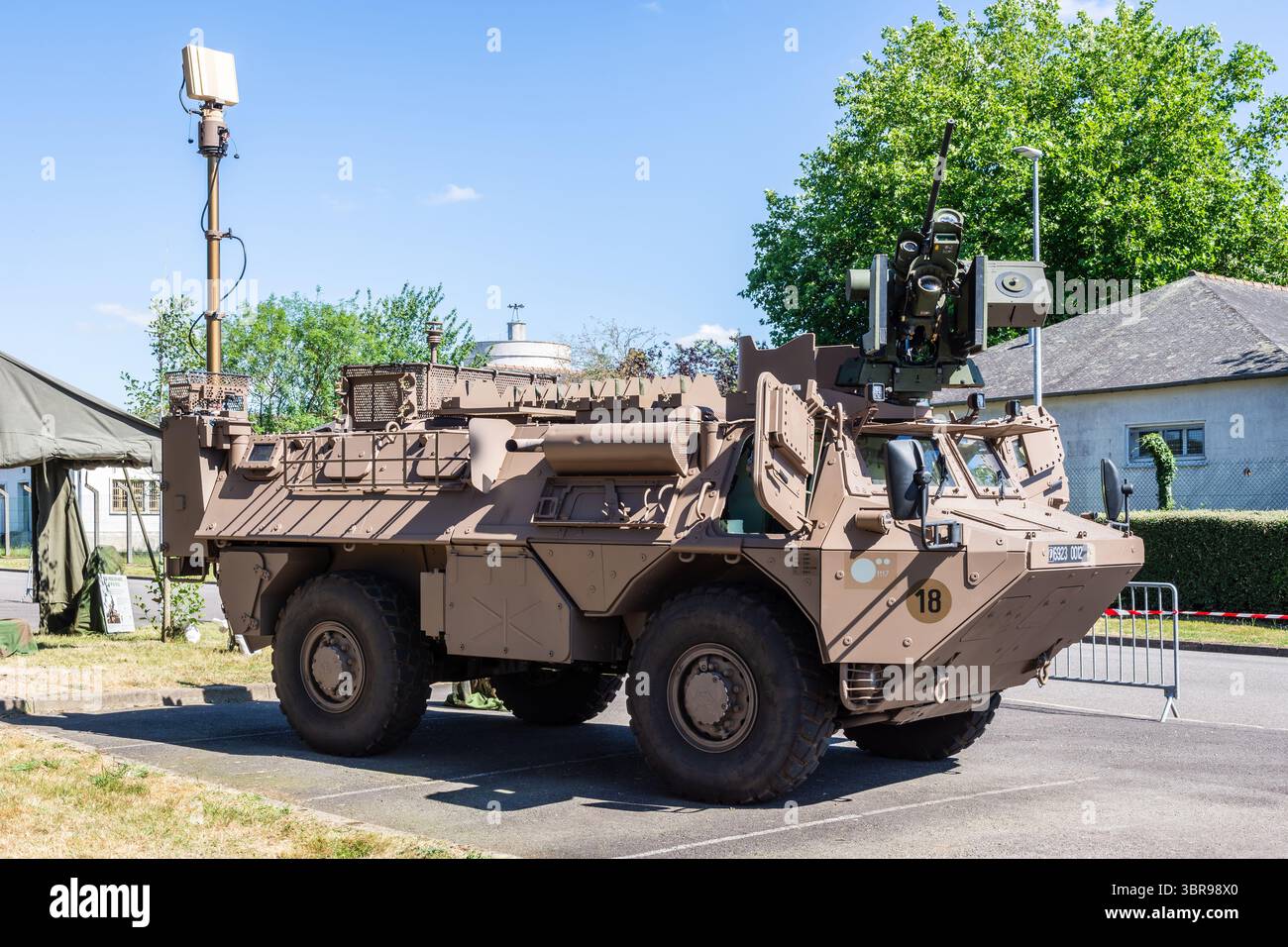 Dreiviertel Vorderansicht des Panzerwagens VAB (Armored Vanguard Vehicle) einer französischen Armee in ARLAD-Variante (Anti-Drohnen-Kampf). Stockfoto