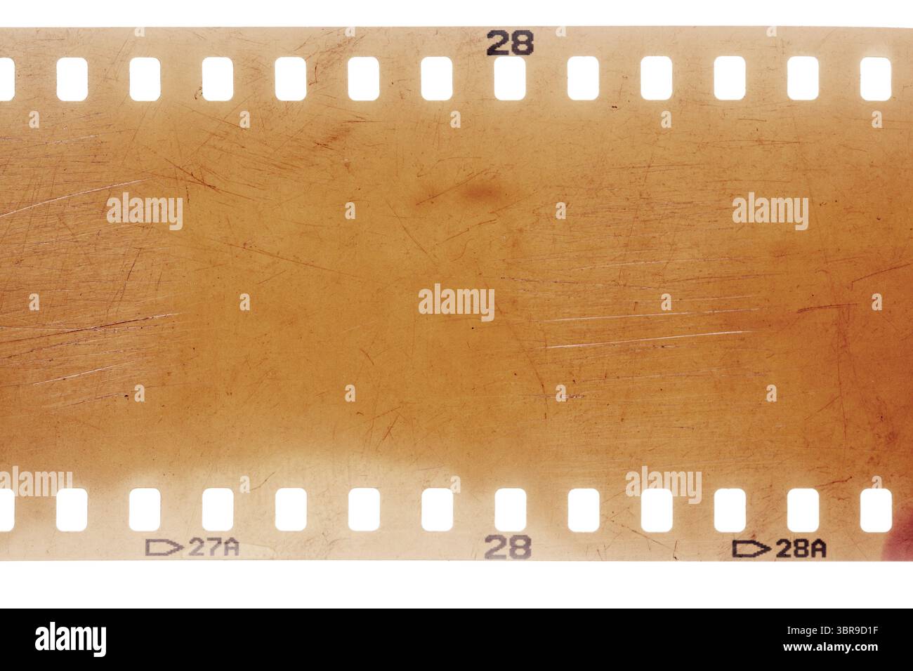 Staubige und schmutzige 35-mm-Filmtextur oder -Oberfläche. Perforierter, zerkratzter Kamerafilm isoliert auf weißem Hintergrund. Stockfoto