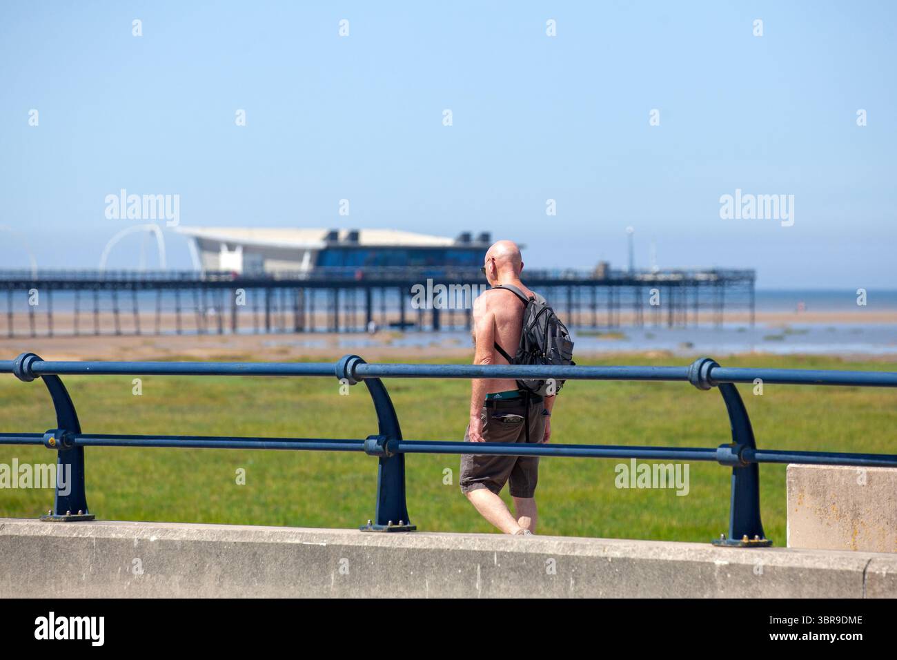 Southport, UK' 11. Juli 2025; ein Mann mit Barechsen auf der Strandpromenade, da die Temperaturen an der Küste von Sefton 29,5 C erreichen. Csredit; MediaWorldImages/AlmayLiveNews Stockfoto