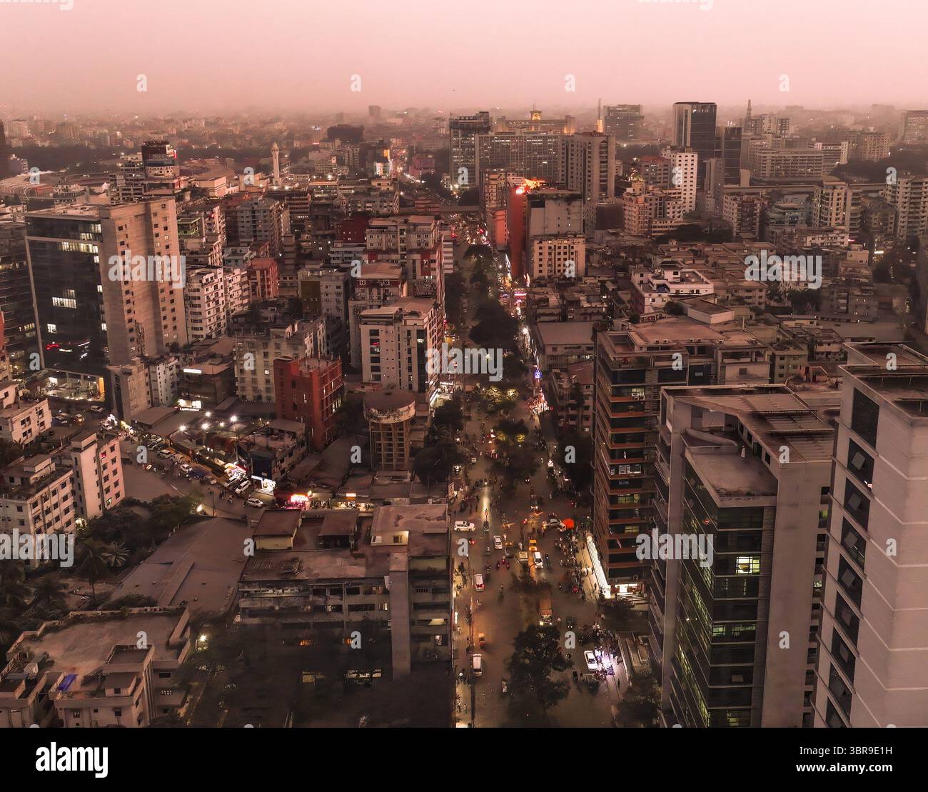 Aus der Vogelperspektive auf die weitläufige Stadtlandschaft, wo sich Gebäude gegen einen gedämpften Himmel erheben, Straßen voller Aktivität, Dhaka, Dhaka Division, Bangladesch. Stockfoto