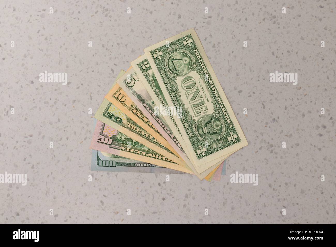 US-Dollar-Banknoten zu 1, 2, 5, 10, 20, Stückelungen 50 und 100 Stockfoto