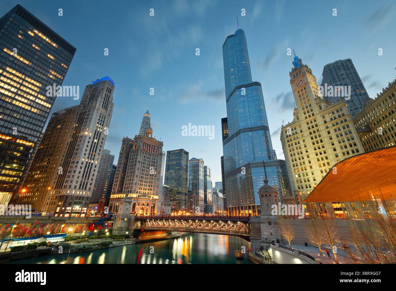 Chicago, Illinois, USA Stadtbild auf dem Fluss in der Dämmerung. Stockfoto