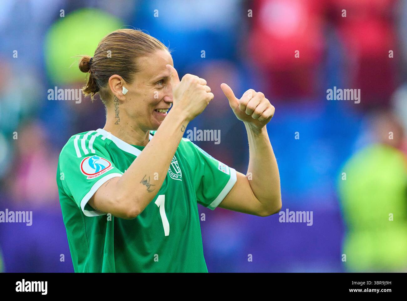 Basel, Schweiz. Juli 2025. Ann-Katrin Berger #7 Torhüterin des Teams Deutschland feiert den Sieg nach dem Fußball UEFA Frauen EURO 2025 Gruppe C Spiel DEUTSCHLAND - DÄNEMARK 2-1 in der Saison 2025/2026 am 8. Juli 2025 in Basel, Schweiz. Fotograf: ddp Images/STAR-Images Credit: ddp Media GmbH/Alamy Live News Stockfoto