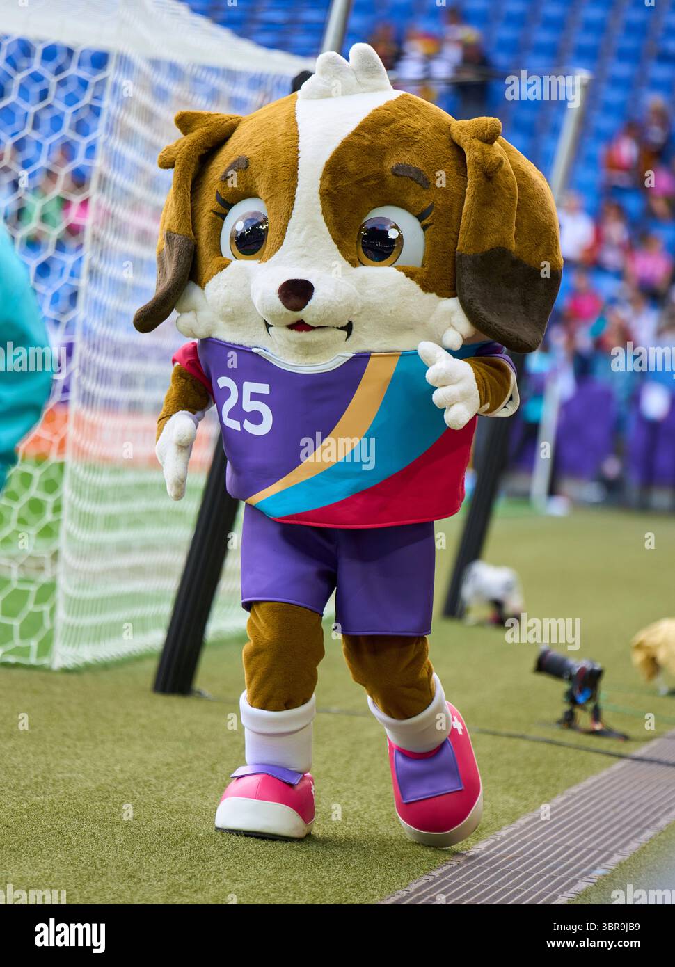 Basel, Schweiz. Juli 2025. Maddli, Maskottchen der Frauen Fussball Europameisterschaft 2025 in der Schweiz im Fußball UEFA Frauen EURO 2025 Gruppe C Spiel DEUTSCHLAND - DÄNEMARK 2-1 in der Saison 2025/2026 am 8. Juli 2025 in Basel, Schweiz. Fotograf: ddp Images/STAR-Images Credit: ddp Media GmbH/Alamy Live News Stockfoto