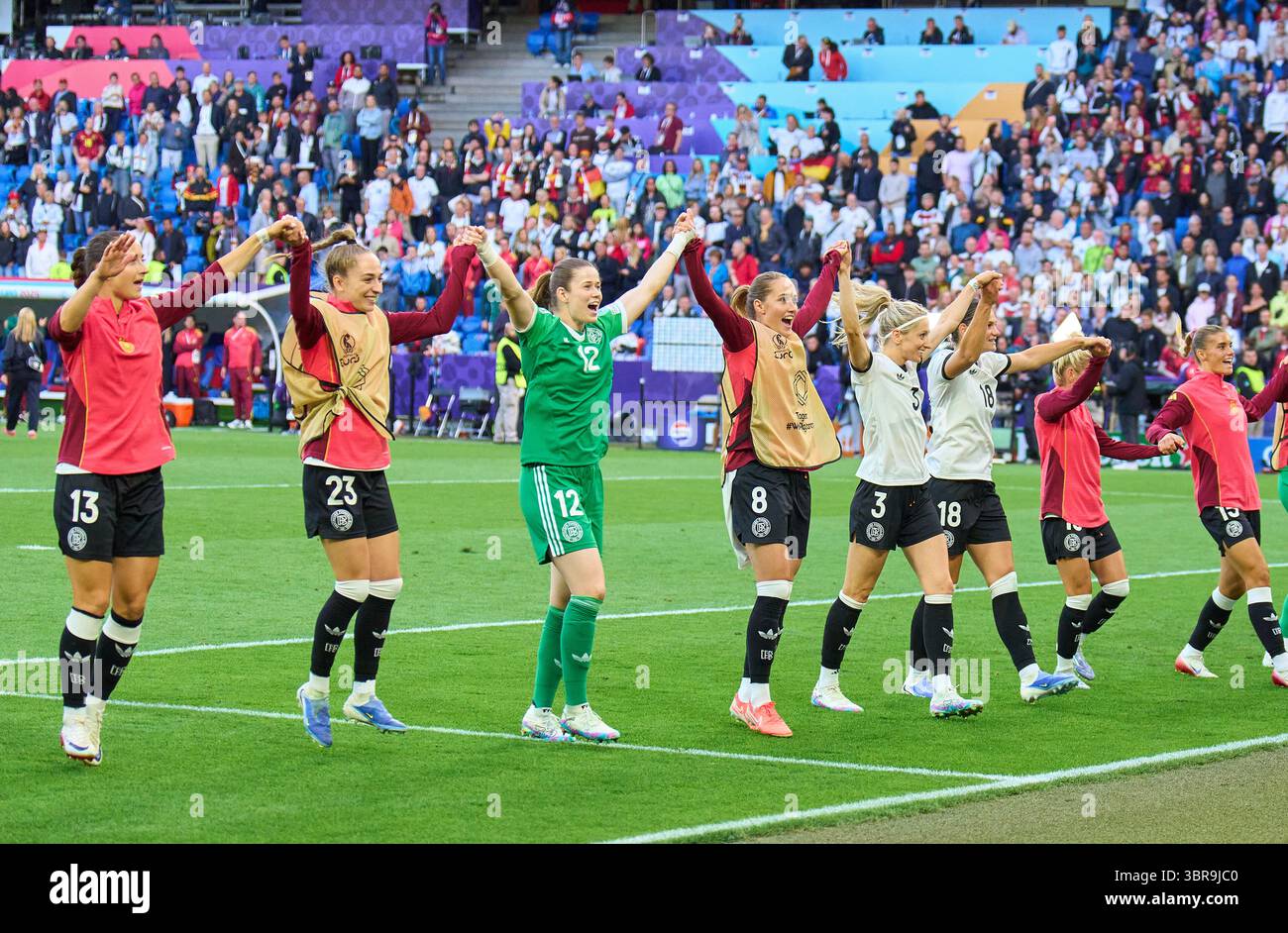 Basel, Schweiz. Juli 2025. Das DFB-Team feiert den Sieg mit Sara DAEBRITZ #13 vom Team Deutschland Sophia Kleinherne #23 vom Team Deutschland Stina Johannes Torhüterin #12 vom Team Deutschland Sydney Lohmann #8 vom Team Deutschland Kathrin-Julia Hendrich #3 vom Team Deutschland Giovanna Hoffmann #18 vom Team Deutschland im Fußball UEFA Frauen EURO 2025 Gruppe C Spiel DEUTSCHLAND - DÄNEMARK 2-1 in der Saison 2025/2026 am 8. Juli 2025 in Basel, Schweiz. Fotograf: ddp Images/STAR-Images Credit: ddp Media GmbH/Alamy Live News Stockfoto