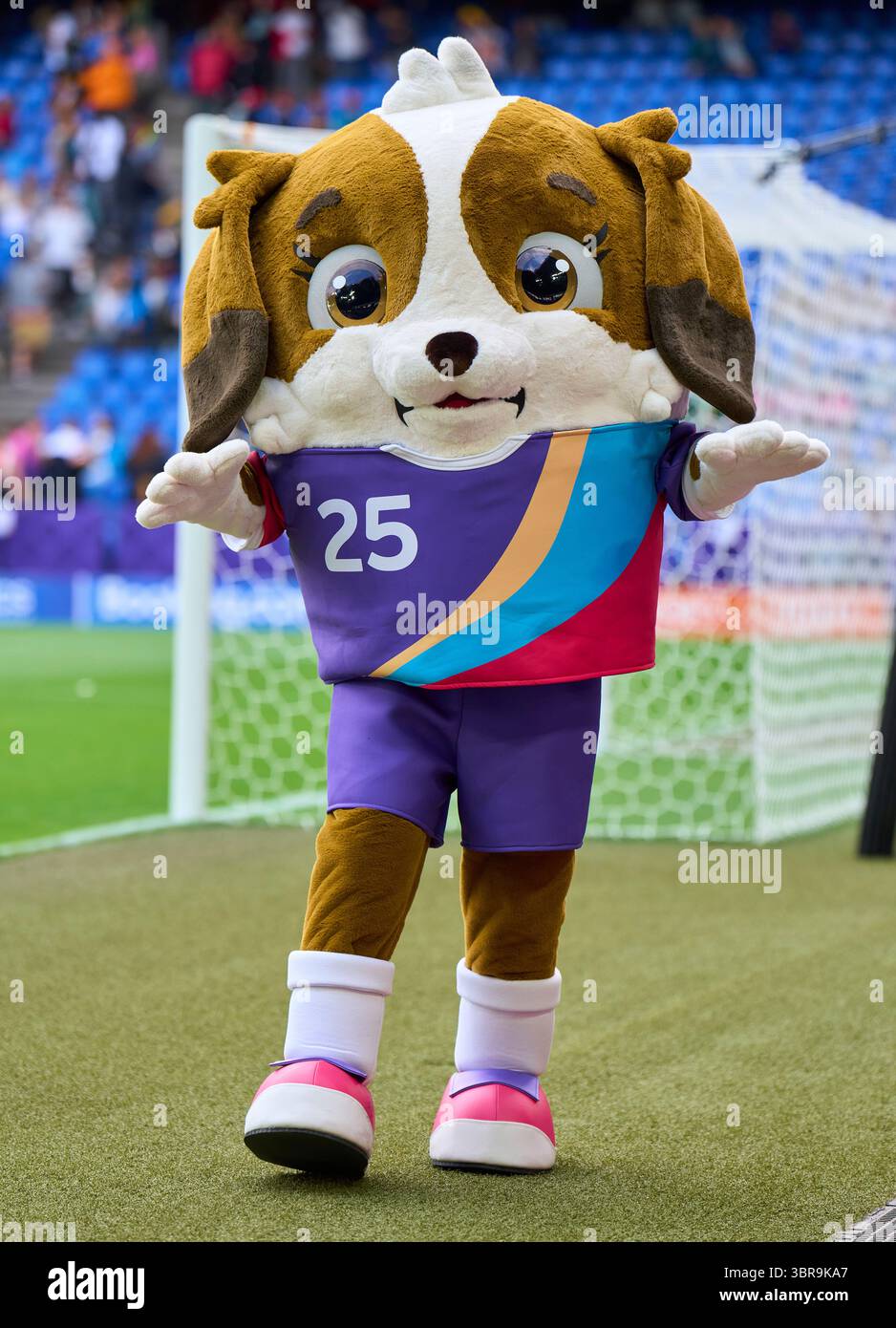 Basel, Schweiz. Juli 2025. Maddli, Maskottchen der Frauen Fussball Europameisterschaft 2025 in der Schweiz im Fußball UEFA Frauen EURO 2025 Gruppe C Spiel DEUTSCHLAND - DÄNEMARK 2-1 in der Saison 2025/2026 am 8. Juli 2025 in Basel, Schweiz. Fotograf: ddp Images/STAR-Images Credit: ddp Media GmbH/Alamy Live News Stockfoto
