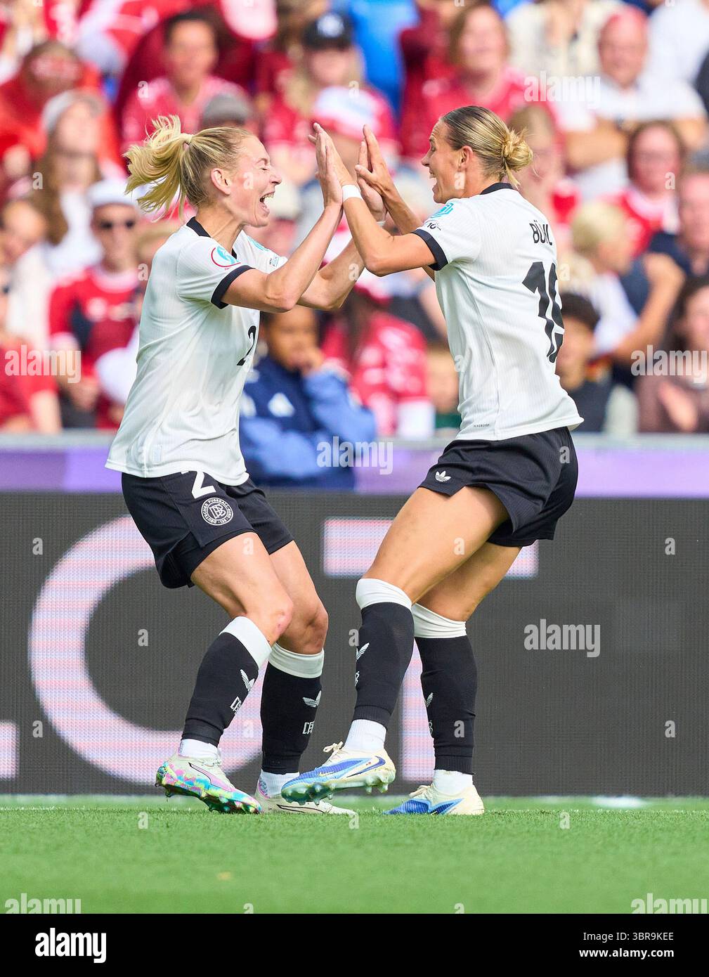 Basel, Schweiz. Juli 2025. Klara Buehl #19 von Team Germany feiert ihr Abseitentor mit Sarai Linder #2 von Team Germany im Fußball UEFA Frauen EURO 2025 Gruppe C Spiel DEUTSCHLAND - DÄNEMARK 2-1 in der Saison 2025/2026 am 8. Juli 2025 in Basel, Schweiz. Fotograf: ddp Images/STAR-Images Credit: ddp Media GmbH/Alamy Live News Stockfoto