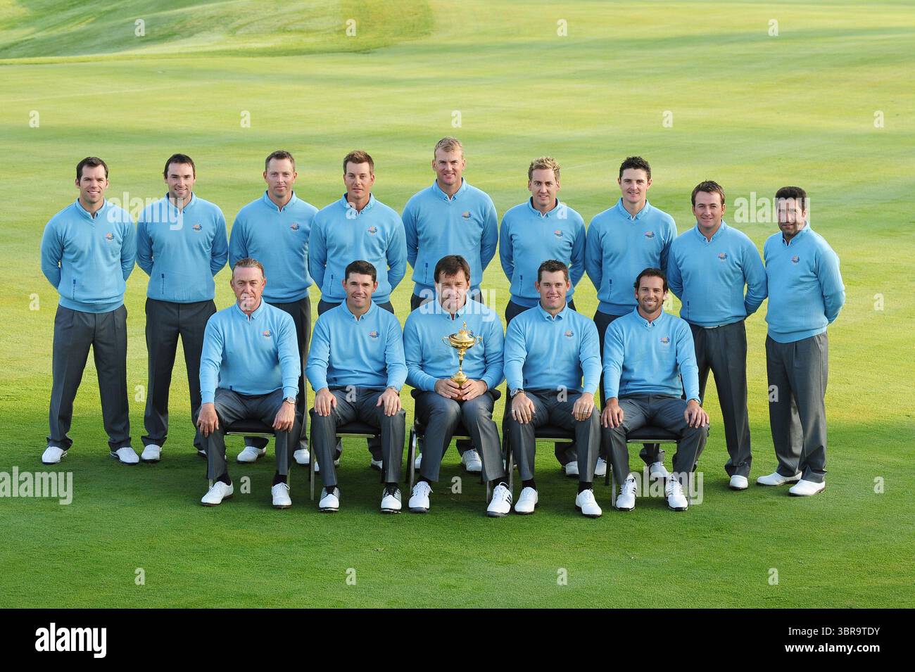 Back Row (L-R) Paul Casey, Oliver Wilson, Soren Hanson, Henrik Stenson, Robert Karlsson, Ian Poulter, Justin Rose, Graeme McDowell und der Kapitän Jose Maria Olazabal. Front Row (L-R) Miguel Angel Jimenez, Padraig Harrington, Kapitän Nick Faldo, Lee Westwood und Sergio Garcia posieren für das europäische Teamfoto während des 37. Ryder Cup im Valhalla Golf Club in Louisville, Kentucky, USA, am Dienstag, den 16. September. 2008. (Foto: Montana Pritchard/PGA of America) ​The 37. Ryder Cup-Spiele fanden vom 19. bis 21. September 2008 im Valhalla Golf Club i statt Stockfoto