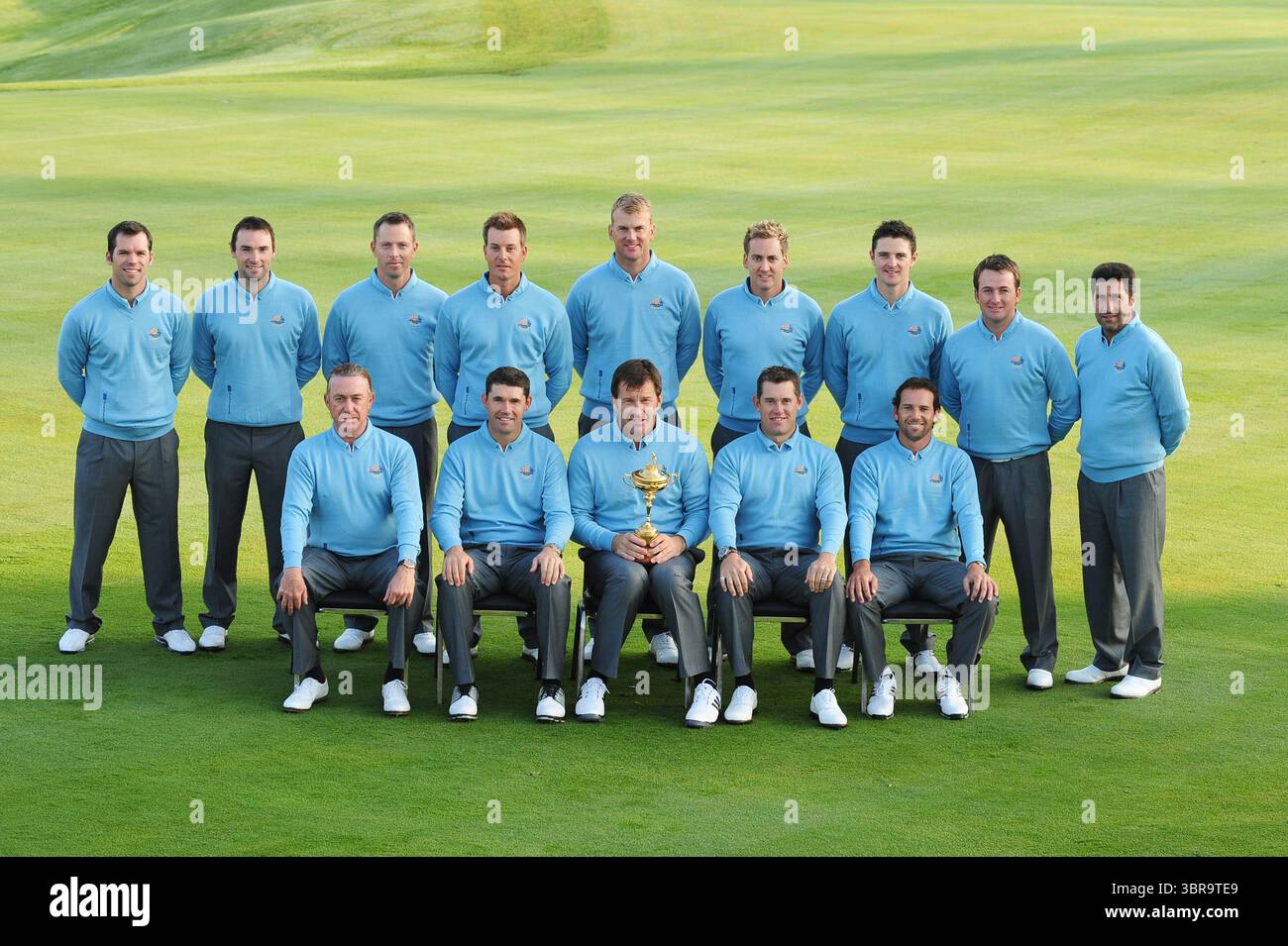 Back Row (L-R) Paul Casey, Oliver Wilson, Soren Hanson, Henrik Stenson, Robert Karlsson, Ian Poulter, Justin Rose, Graeme McDowell und der Kapitän Jose Maria Olazabal. Front Row (L-R) Miguel Angel Jimenez, Padraig Harrington, Kapitän Nick Faldo, Lee Westwood und Sergio Garcia posieren für das europäische Teamfoto während des 37. Ryder Cup im Valhalla Golf Club in Louisville, Kentucky, USA, am Dienstag, den 16. September. 2008. (Foto: Montana Pritchard/PGA of America) ​The 37. Ryder Cup-Spiele fanden vom 19. bis 21. September 2008 im Valhalla Golf Club i statt Stockfoto