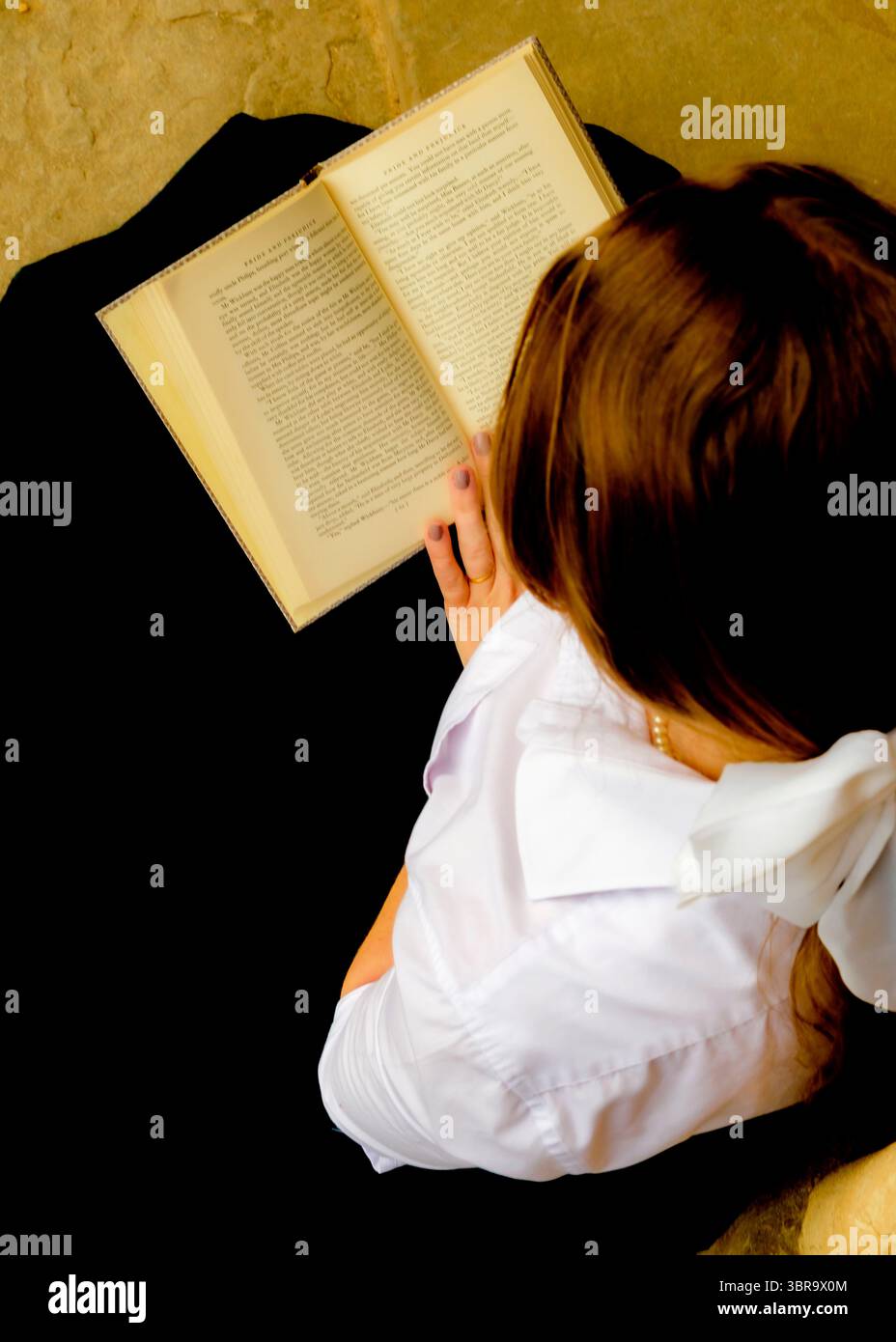 Eine Person liest eine Kopie von "Stolz und Vorurteil" von Jane Austen. Stockfoto