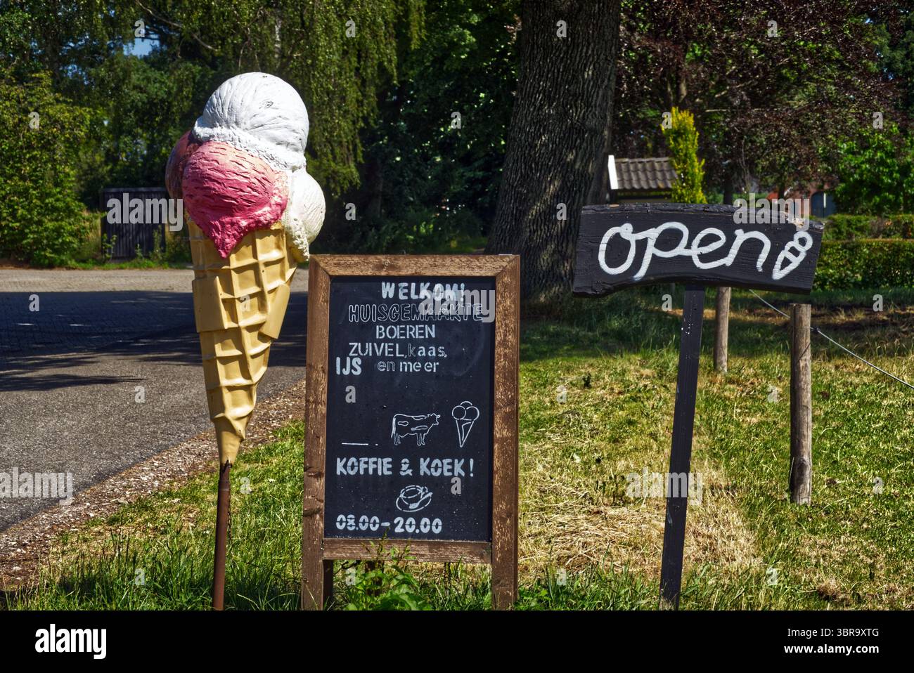 Übergroße Eiskegel markiert den Eingang zum traditionellen niederländischen Café, das hausgemachten Käse, gefrorene Leckereien und lokale Köstlichkeiten verkauft Stockfoto