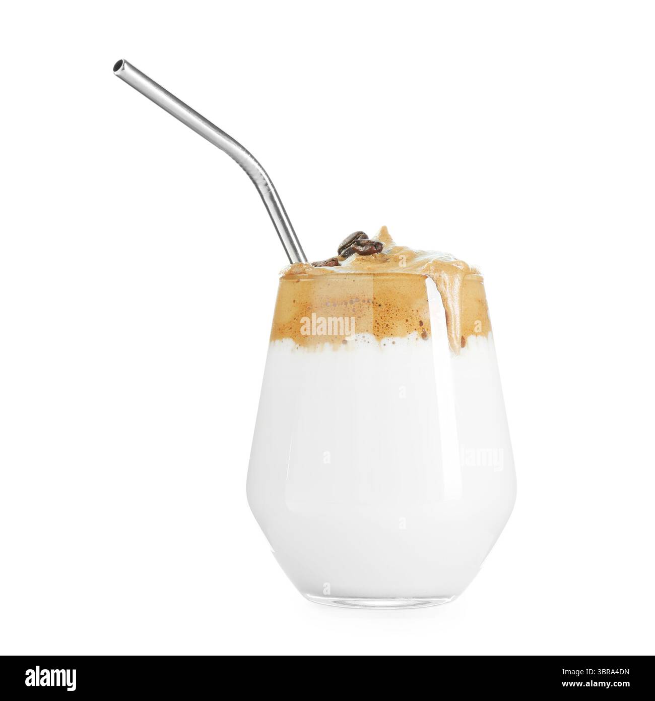 Köstlicher Dalgona-Kaffee im Glas isoliert auf weiß Stockfoto