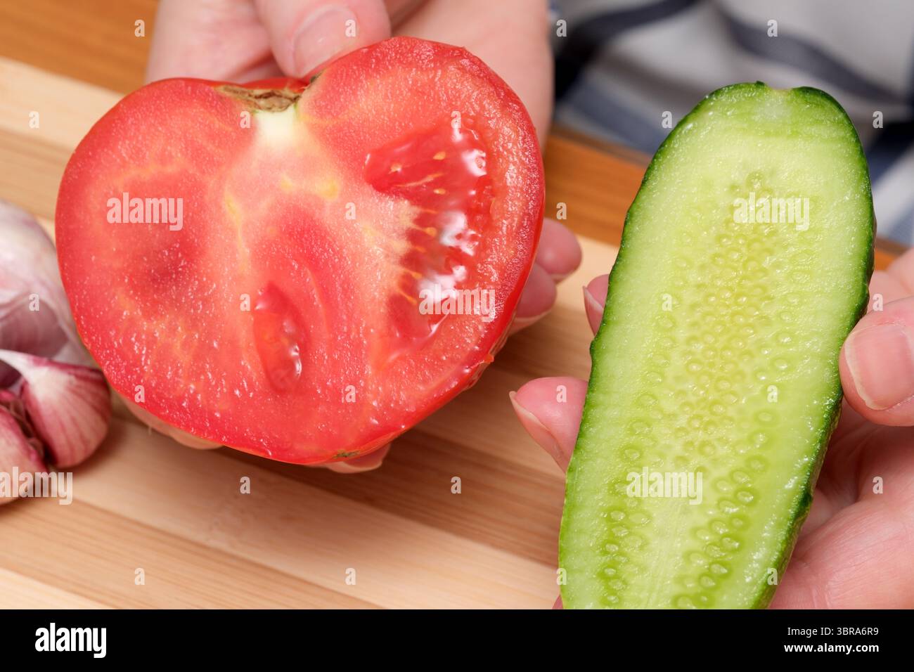 Buntes Gemüse ruht auf einer Holzoberfläche und lädt zu köstlichen Rezepten ein. Stockfoto