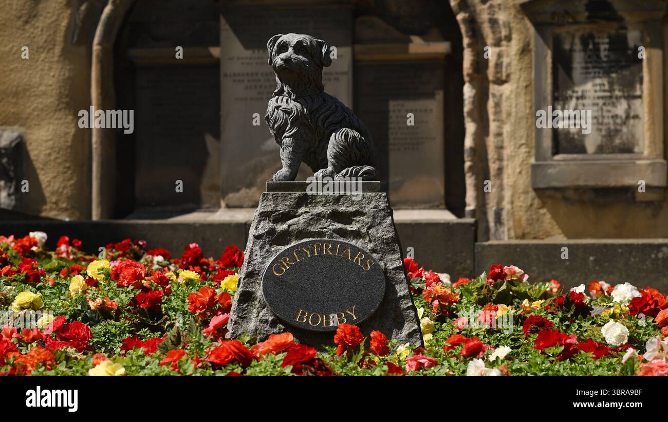 Edinburgh Schottland, Vereinigtes Königreich 11. Juli 2025. Greyfriars Kirk ist bekannt für seine historischen Gräber, Verbindungen zu Harry Potter und die Geschichte von Greyfriars Bobby Stockfoto