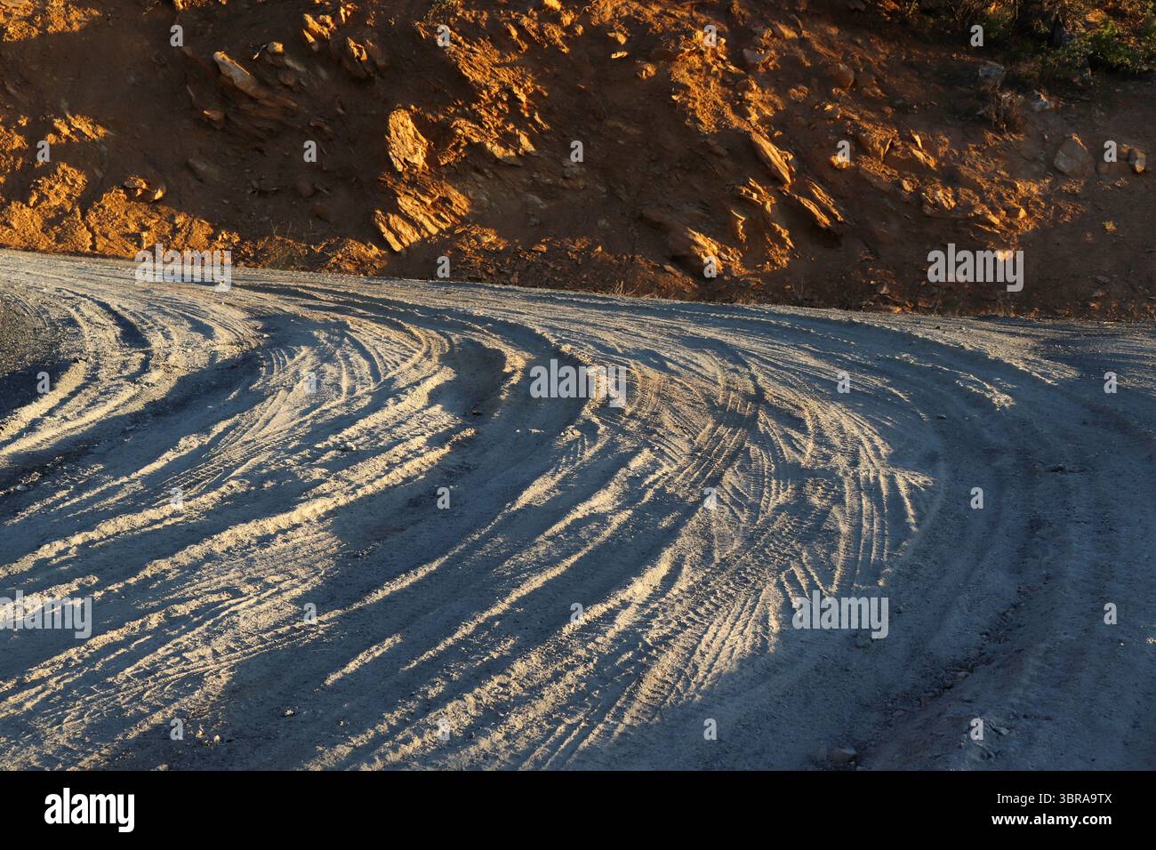 Unbefestigte Straßen mit vielen Reifenspuren Stockfoto