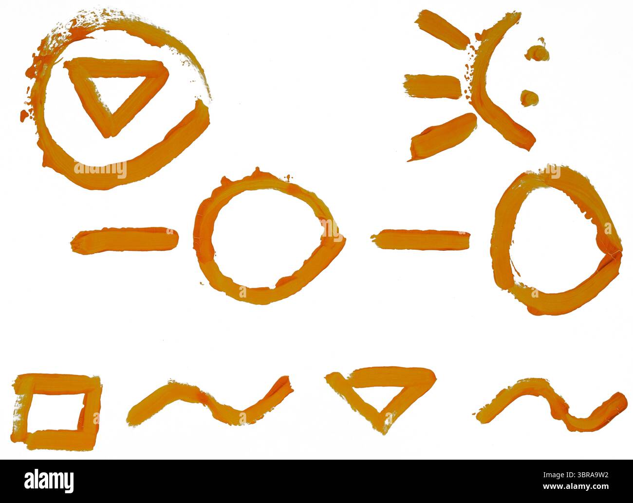 Leuchtende orangefarbene Symbole zeigen komplexe Muster, die an alte Traditionen erinnern. Stockfoto
