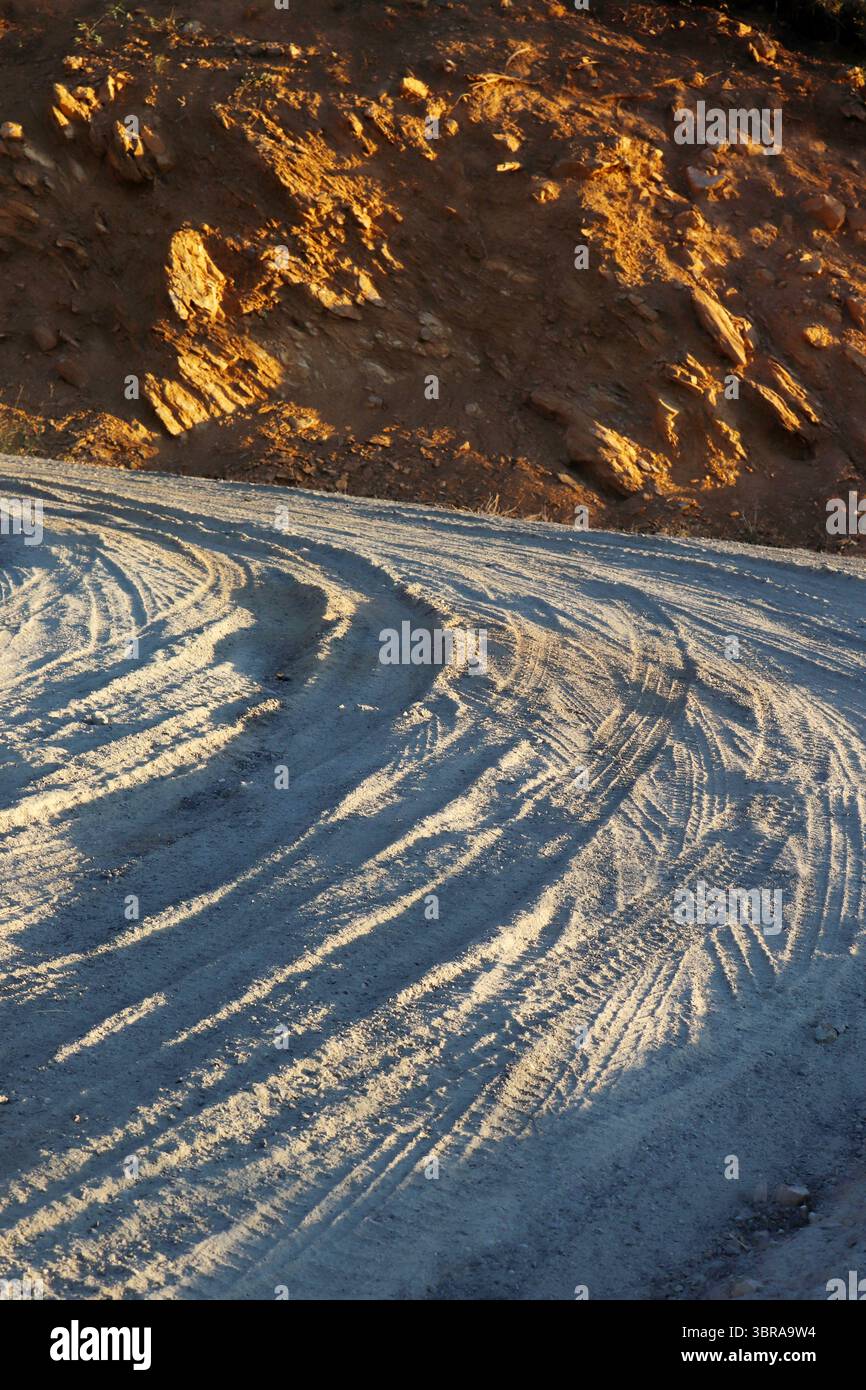 Unbefestigte Straßen mit vielen Reifenspuren Stockfoto
