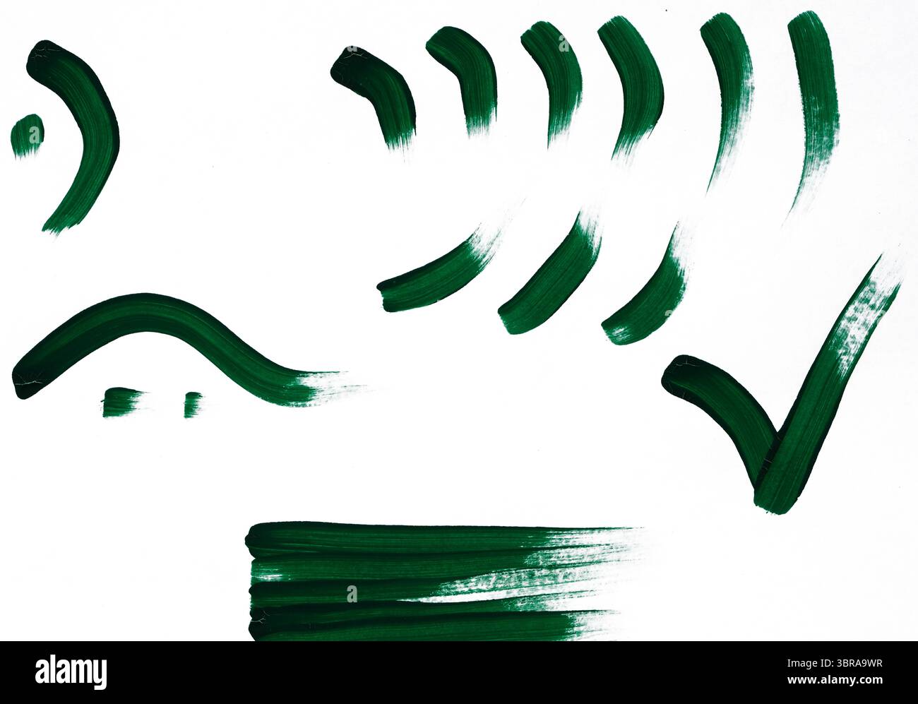 Kräftige grüne Pinselstriche zieren die Leinwand und bilden dynamische Formen und Muster. Stockfoto