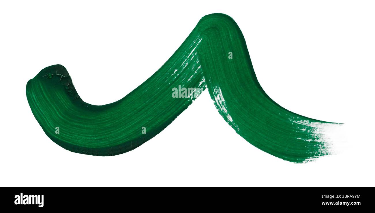 Ein kräftiger grüner Pinselstrich bewegt sich anmutig über eine saubere weiße Oberfläche. Stockfoto