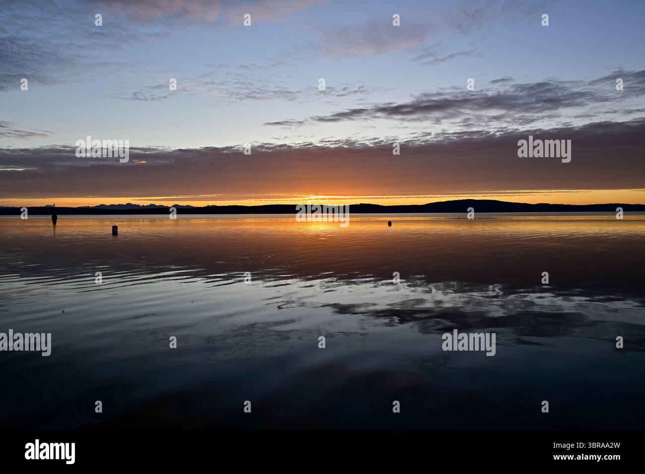 Wunderschönes Morgenlicht kurz vor Sonnenaufgang auf der Straße von Georgia und Vancouver Island British Columbia Kanada Stockfoto