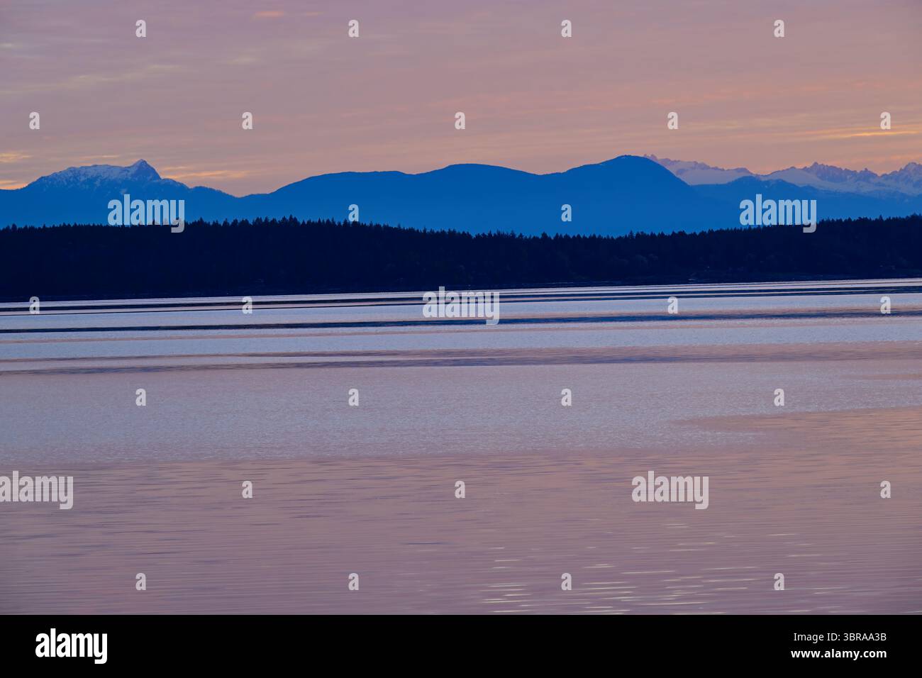 Wunderschönes Licht am frühen Morgen über den Bergen kurz vor Sonnenaufgang an der Straße von Georgia und Vancouver Island British Columbia Kanada Stockfoto
