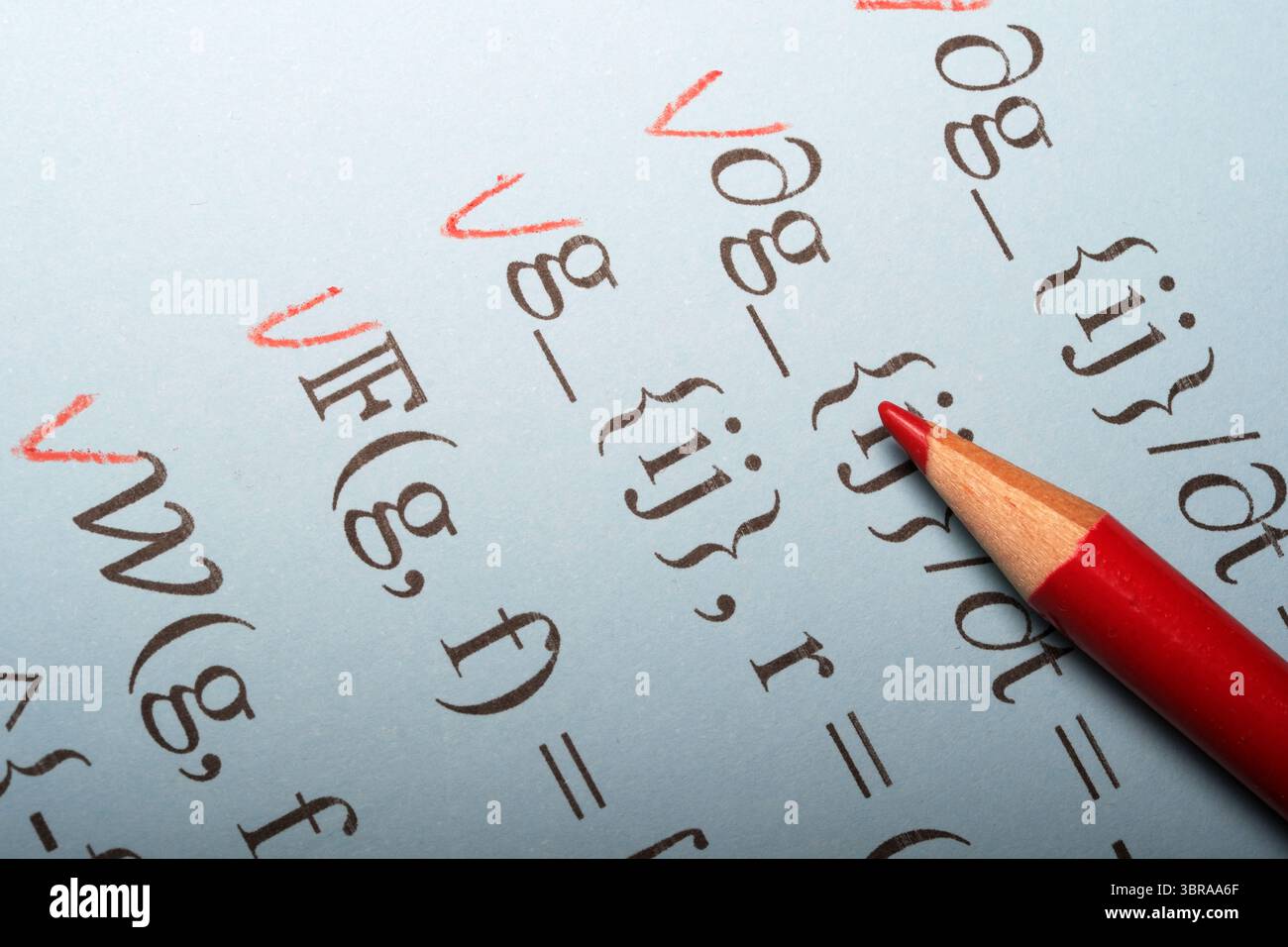 Mit rotem Bleistift hervorgehobene Gleichungen verbessern die Klarheit und den Fokus. Stockfoto