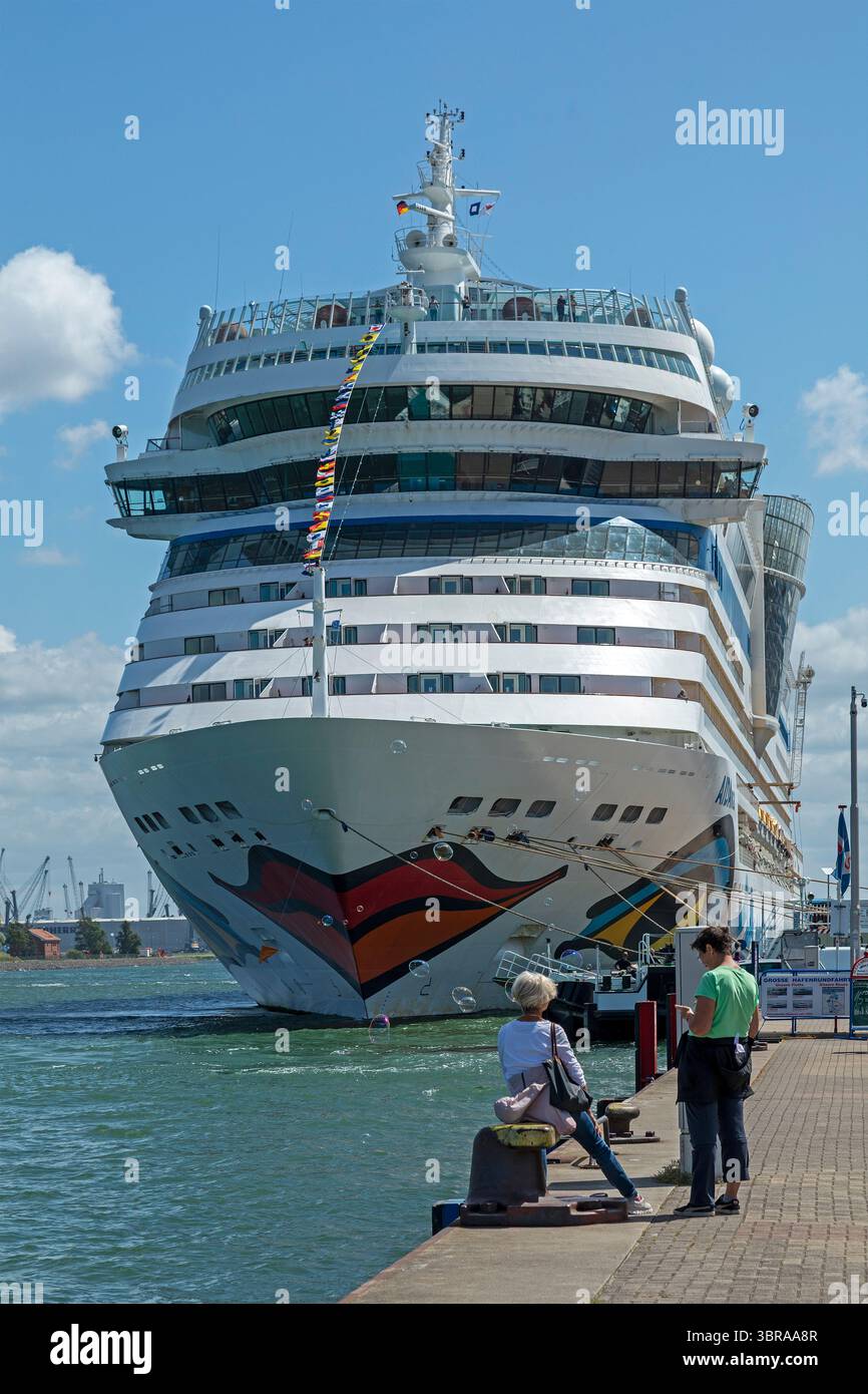 Das Kreuzfahrtschiff AIDA mar liegt entlang der Kaimauer, Warnow, Warnemünde, Rostock, Mecklenburg-Vorpommern, Deutschland Stockfoto