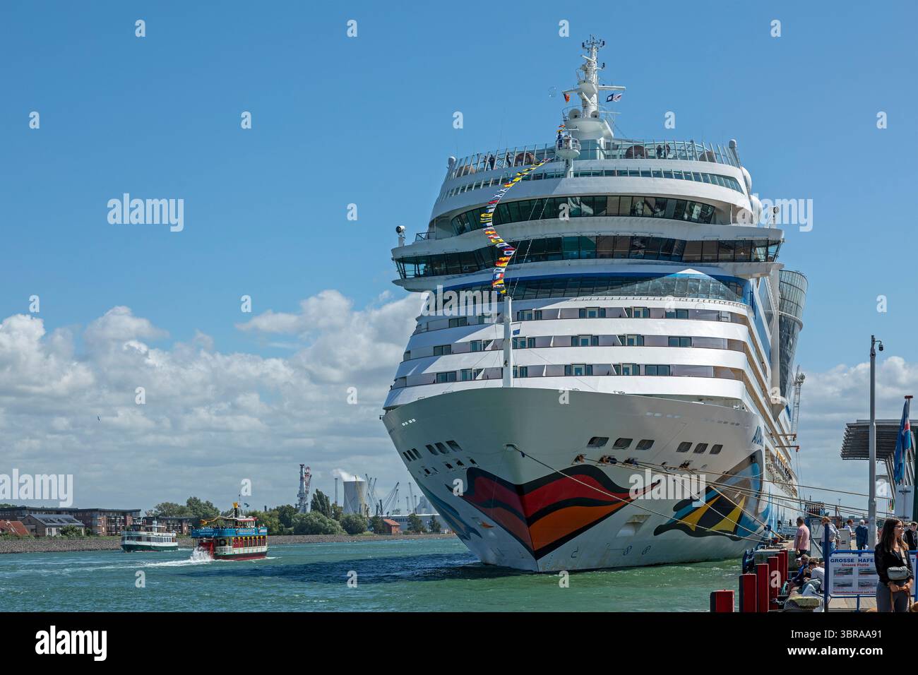 Das Kreuzfahrtschiff AIDA mar liegt entlang der Kaimauer, Warnow, Warnemünde, Rostock, Mecklenburg-Vorpommern, Deutschland Stockfoto