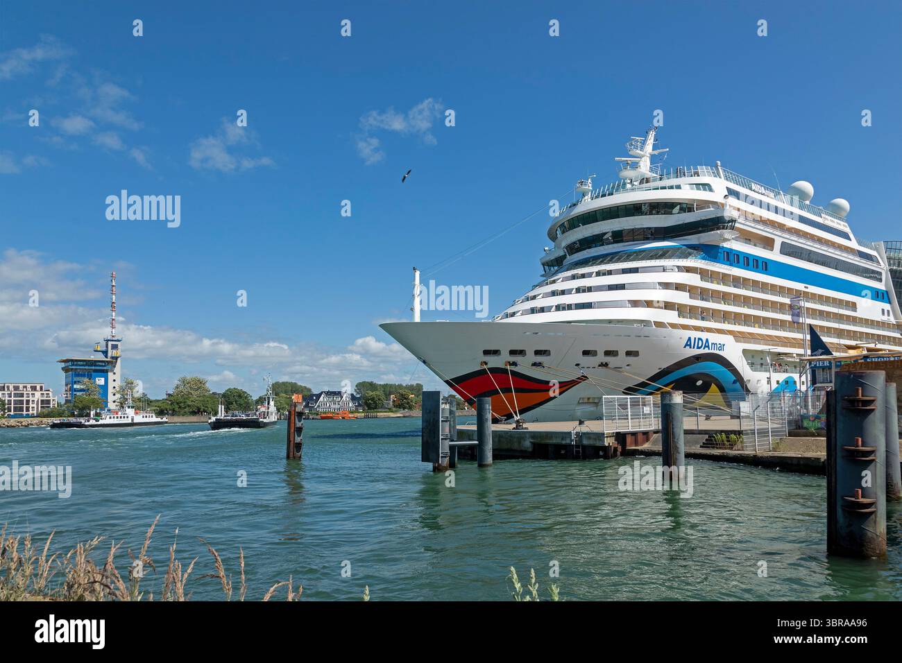 Das Kreuzfahrtschiff AIDA mar liegt entlang der Kaimauer, Warnow, Warnemünde, Rostock, Mecklenburg-Vorpommern, Deutschland Stockfoto