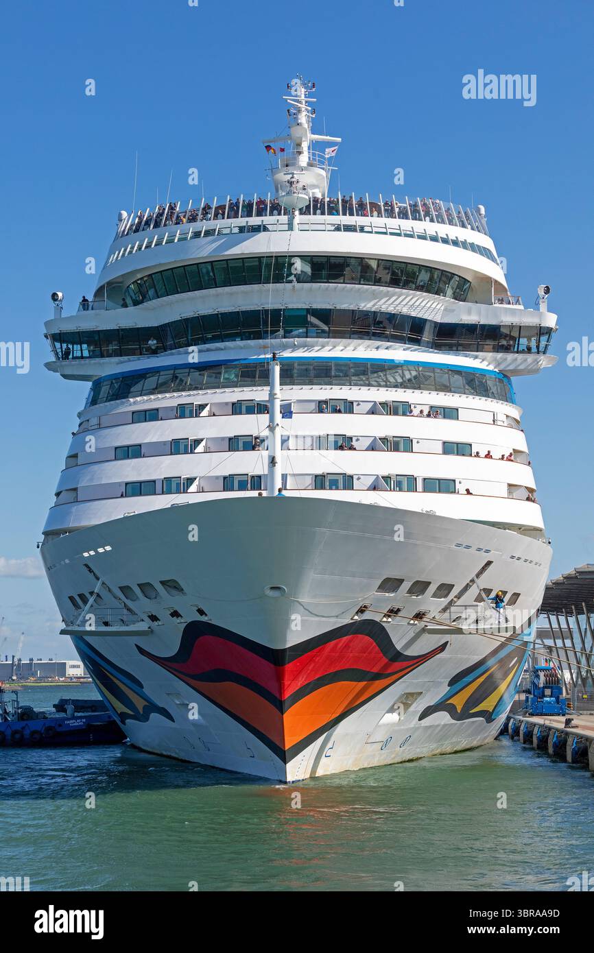 Das Kreuzfahrtschiff AIDA mar liegt entlang der Kaimauer, Warnow, Warnemünde, Rostock, Mecklenburg-Vorpommern, Deutschland Stockfoto