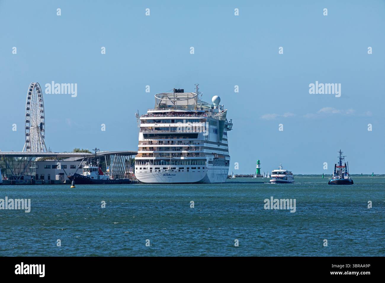 Das Kreuzfahrtschiff AIDA mar liegt entlang der Kaimauer, Warnow, Warnemünde, Rostock, Mecklenburg-Vorpommern, Deutschland Stockfoto